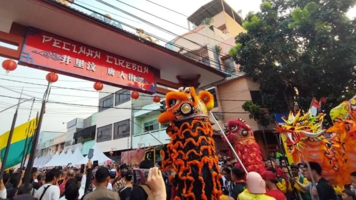 Pertunjukan barongsai di kawasan Pecinan, Kota Cirebon. (Fathnur Rohman/Antara)