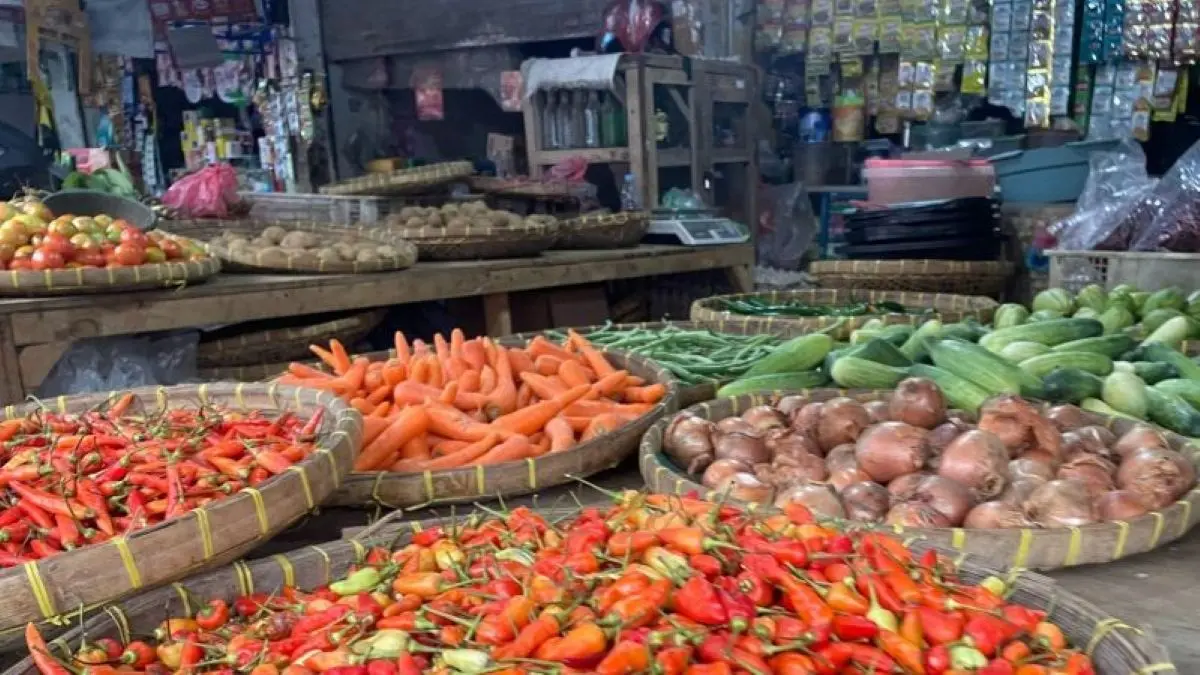 Komoditas di salah satu pasar tradisional di Cirebon. (Fathnur Rohman/Antara)