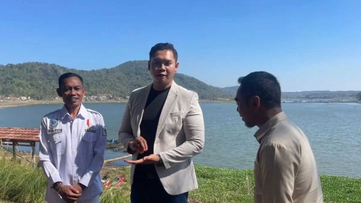 Kepala OJK Cirebon Agus Muntholib (tengah) meninjau pelaksanaan program Desa EKI di Kuningan. (Fathnur Rohman/Antara)
