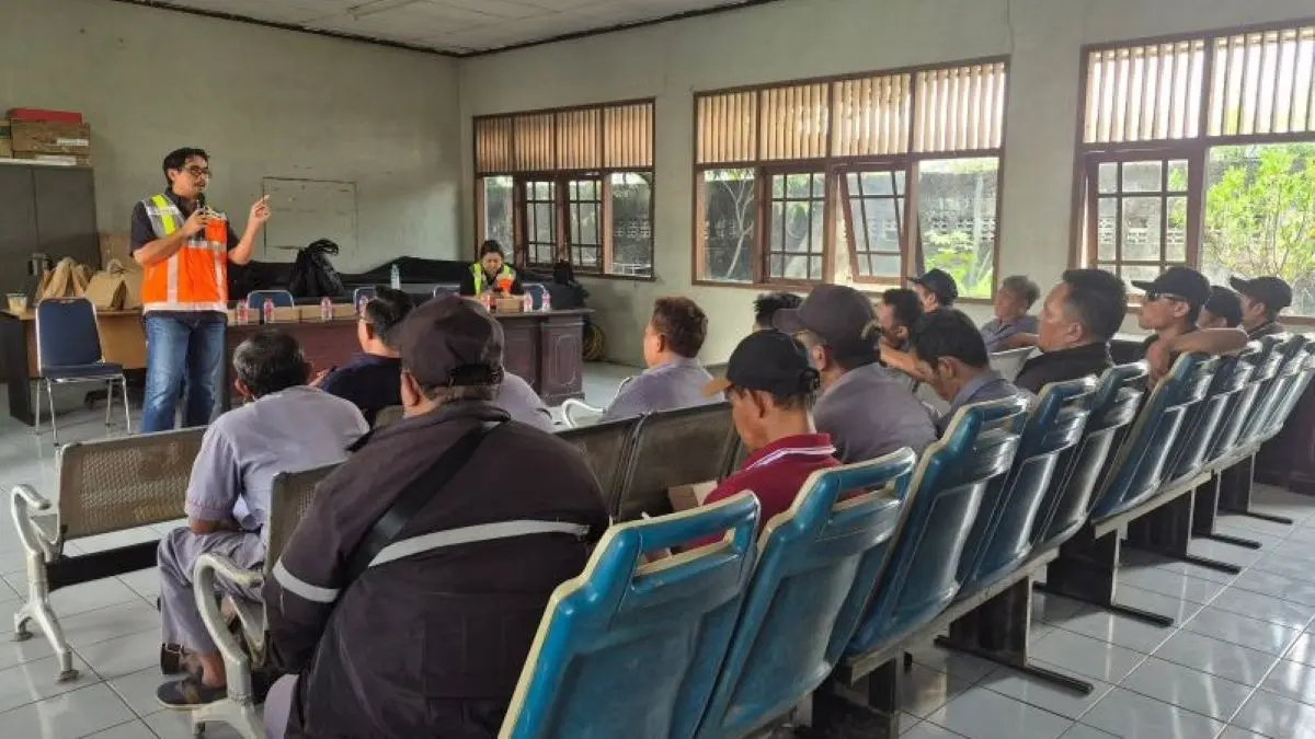 Petugas edukasi untuk sopir bus di Jalan Tol Cipali. (Astra Tol Cipali/Antara)