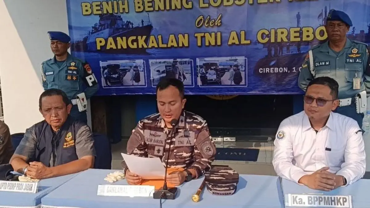 Danlanal Cirebon Letkol Laut (P) Mizar Hanoeng (tengah). (Fathnur Rohman/Antara)