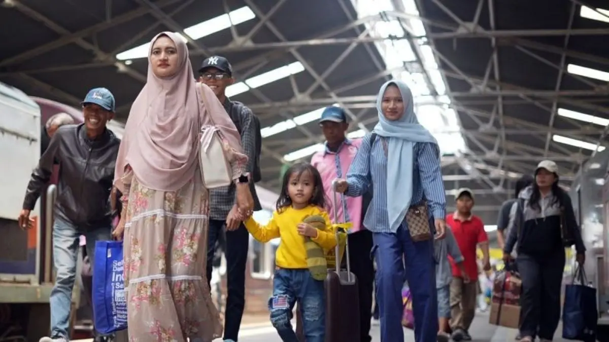 Kedatangan penumpang di Stasiun Cirebon. (KAI Cirebon/Antara)