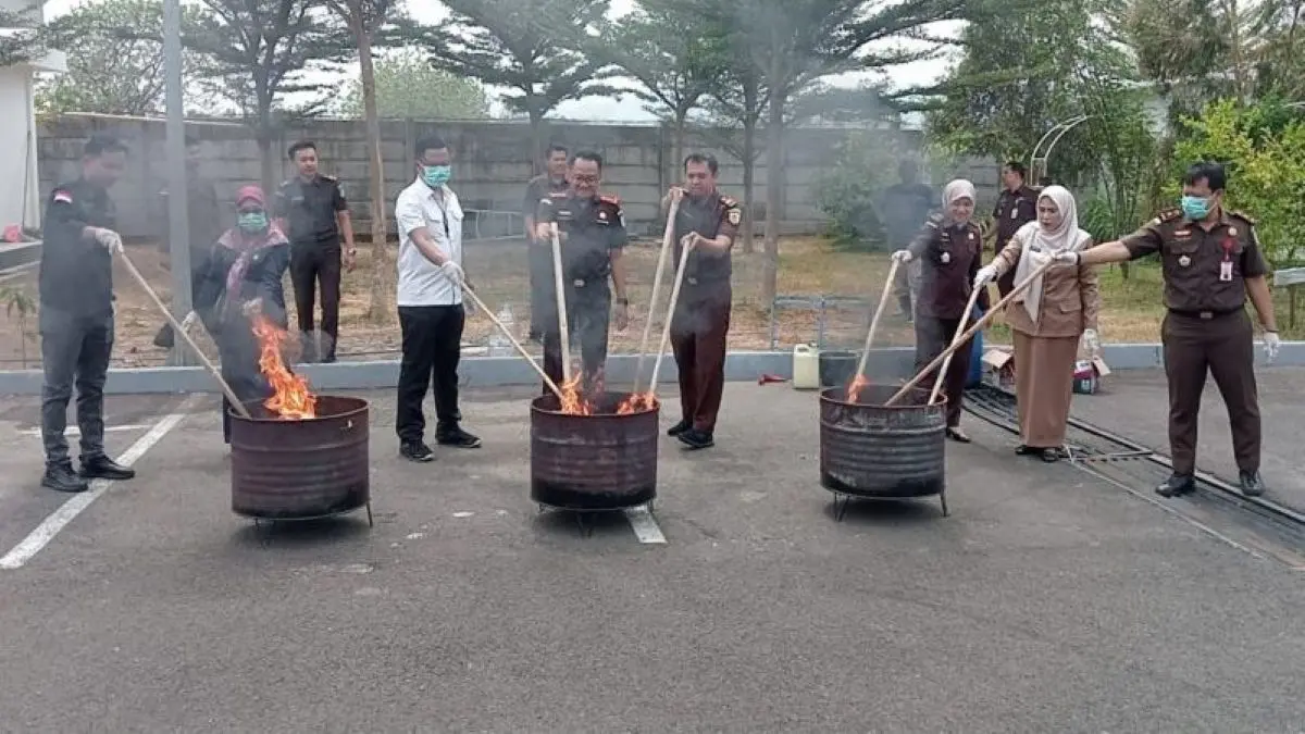 Pemusnahan barang bukti di Kantor Kejari Majalengka. (Kejari Majalengka/Antara)