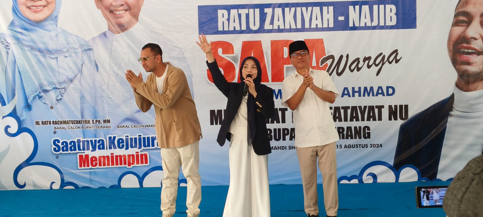 MELANGKAH OPTIMISTIS: Raffi Ahmad bersama pasangan Bakal Calon Bupati dan Wakil Bupati Serang Ratu Zakiyah-Najib Hamas di Serang. (FOTO: WADDE SUPANDI/JAWA POS)