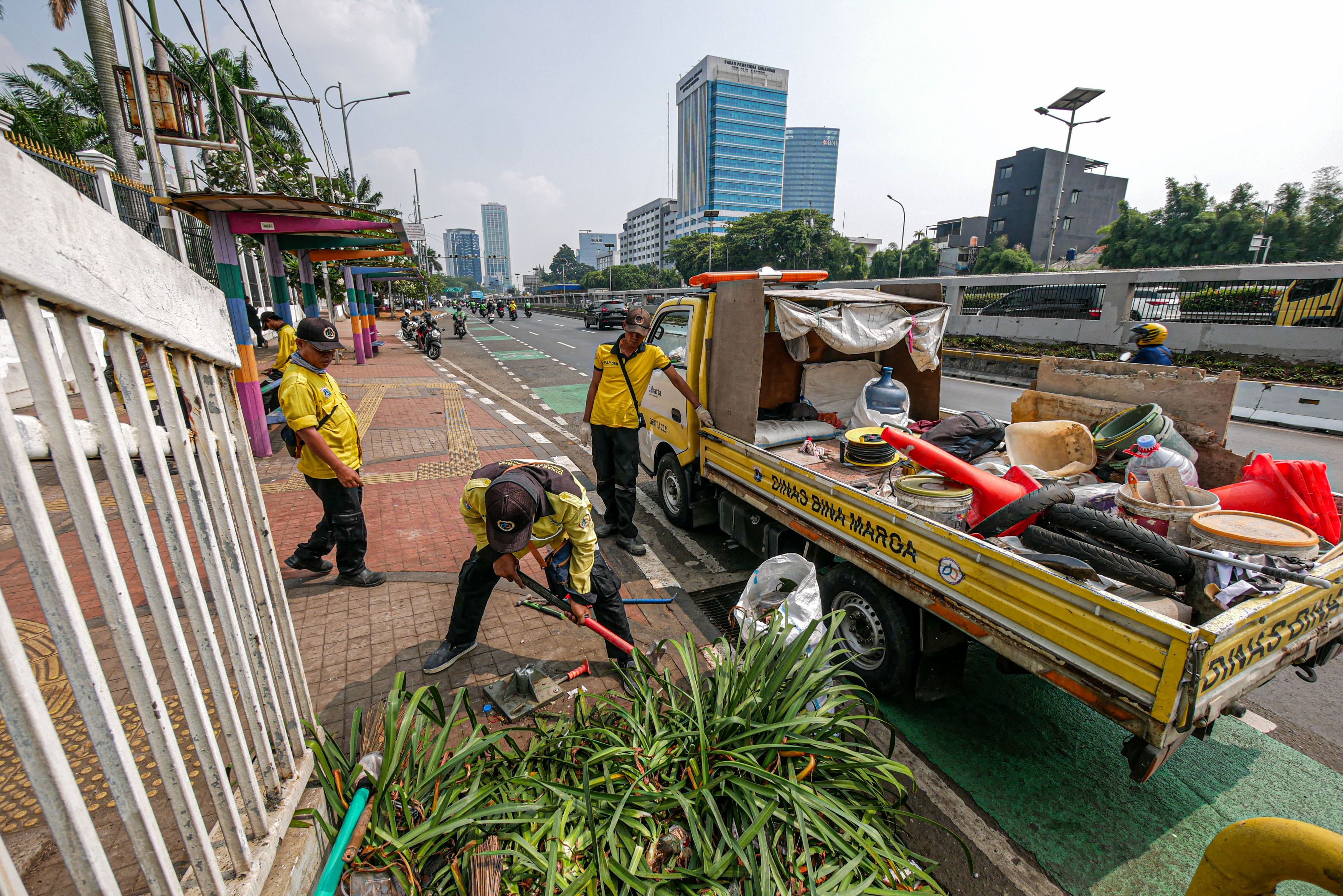 FASILITAS UMUM: Petugas PPSU memperbaiki taman dan fasilitas umum yang rusak pasca demo tolak RUU Pilkada di depan Gedung DPR RI.  (HANUNG HAMBARA/JAWA POS)