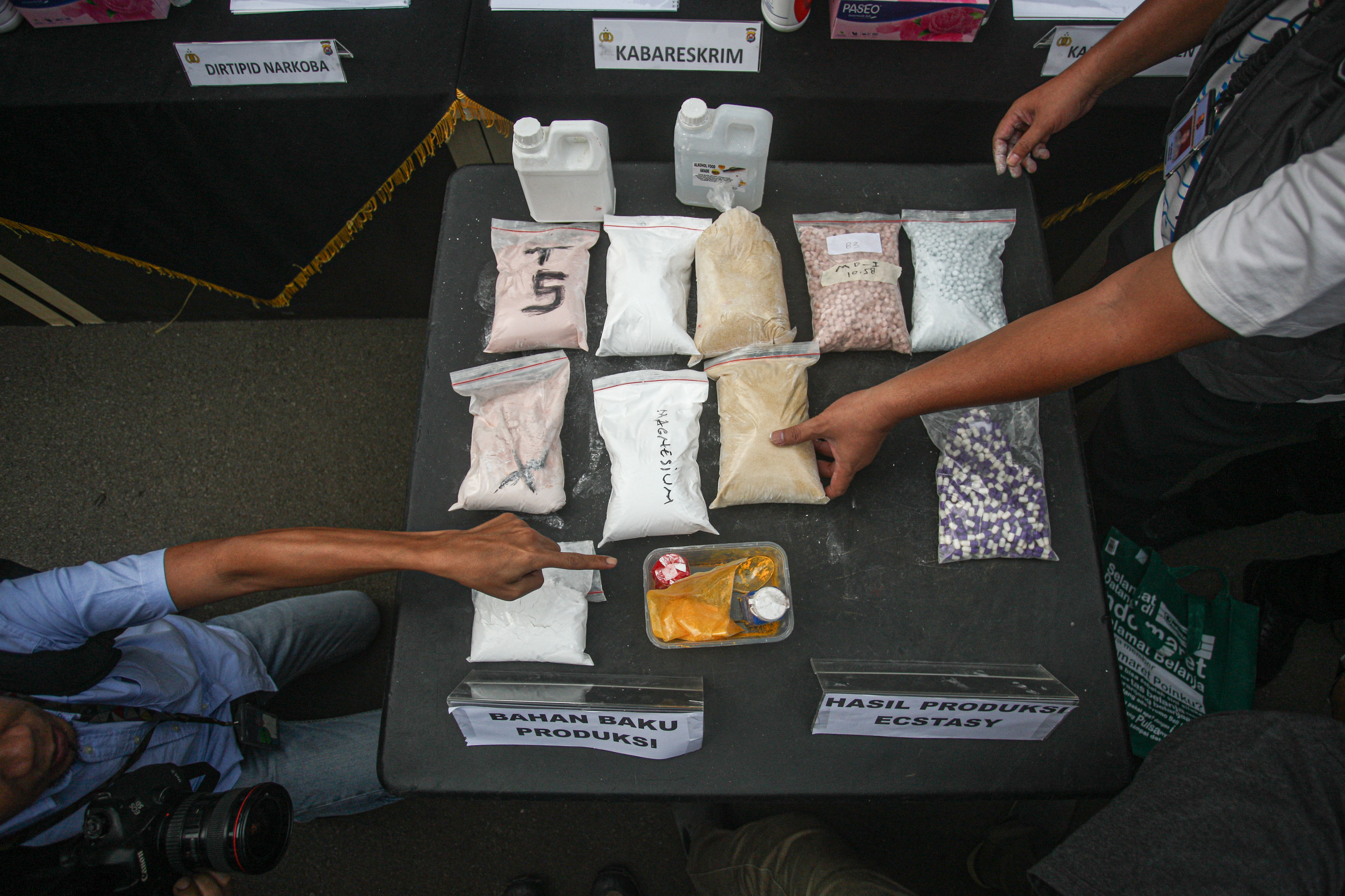 Barang bukti berupa pil ekstasi siap edar, bahan pembuat pil ekstasi dihadirkan dalam press release pengungkapan jaringan internasional pembuatan pil ekstasi di sebuah kawasan perumahan mewah di Kabupaten Tangerang Hanung Hambara/Jawa Pos