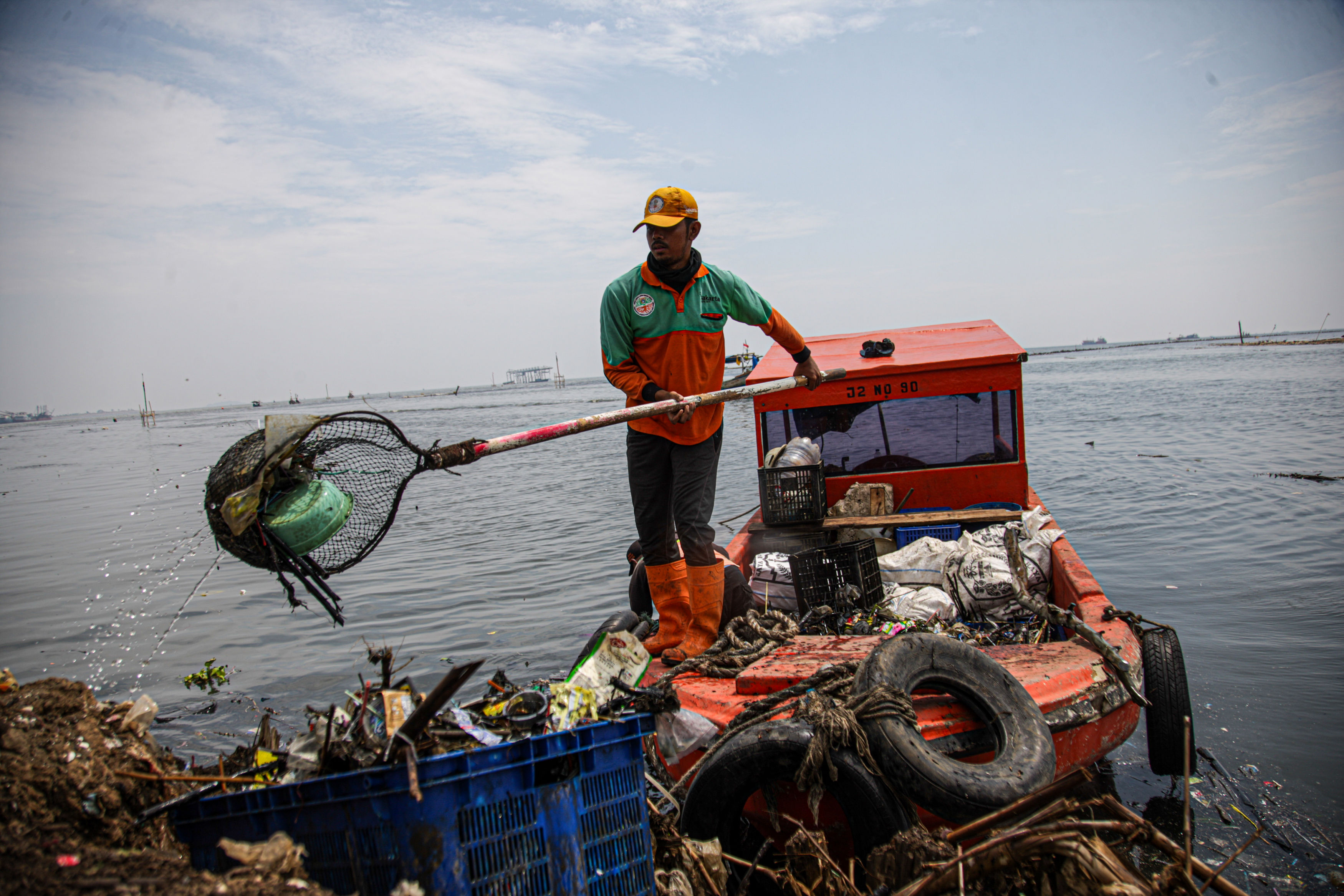 Sejumlah petugas dari Dinas Unit Pengolahan Sampah Badan Air  (UPS BA) dan Dinas Pertamanan dan Hutan Kota DKI Jakarta melakukan pembersihan sampah dan penanaman pohon dalam rangka Pekan Gerebek Sampah di Muara Angke, Jakarta, Selasa (10/09/2024). Kegiata