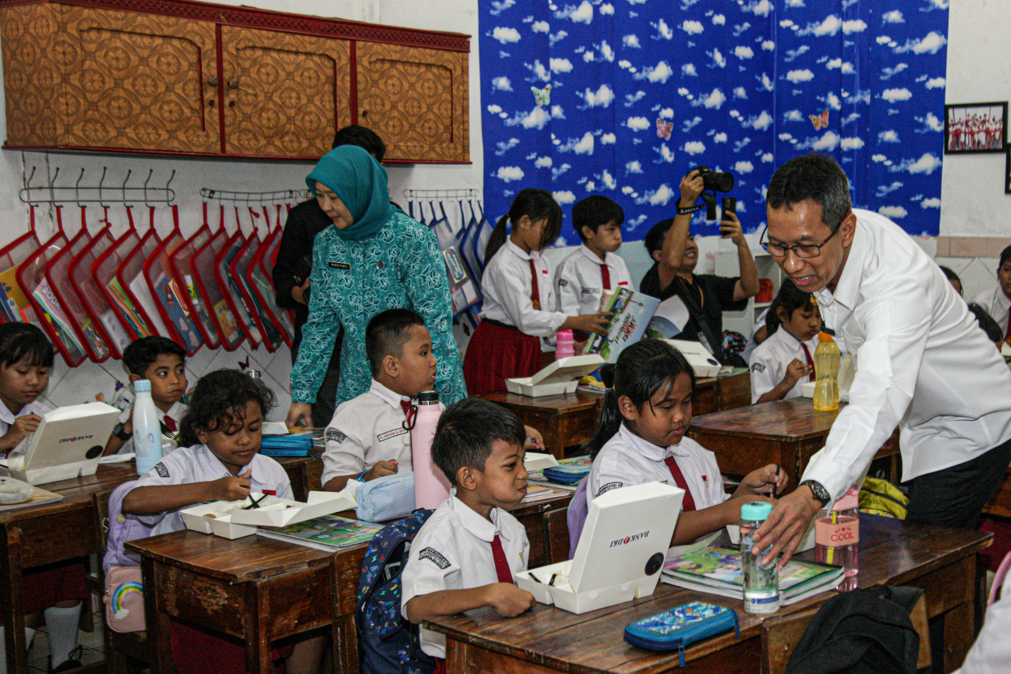 Pj. Gubernur Heru Budi meninjau pelaksanaan simulasi sarapan bergizi di SDN 01 Manggarai, Jakarta, Senin (09/04/2024). Simulasi Sarapan bergizi tersebut menggunakan dana corporate social responsibility (CSR) dari Badan Usaha Milik Daerah (BUMD) Bank DKI J