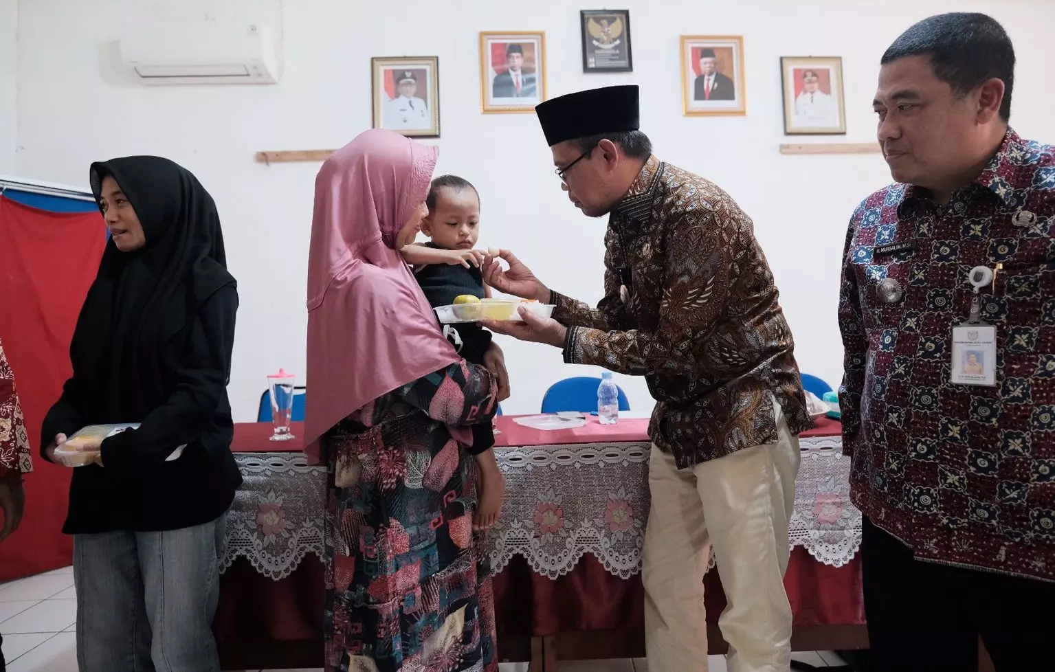 Wakil Wali Kota Depok Imam Budi Hartono (dua dari kanan) meninjau pelaksanaan program pendistribusian pangan lokal do kawasan Cinere. (Ist)