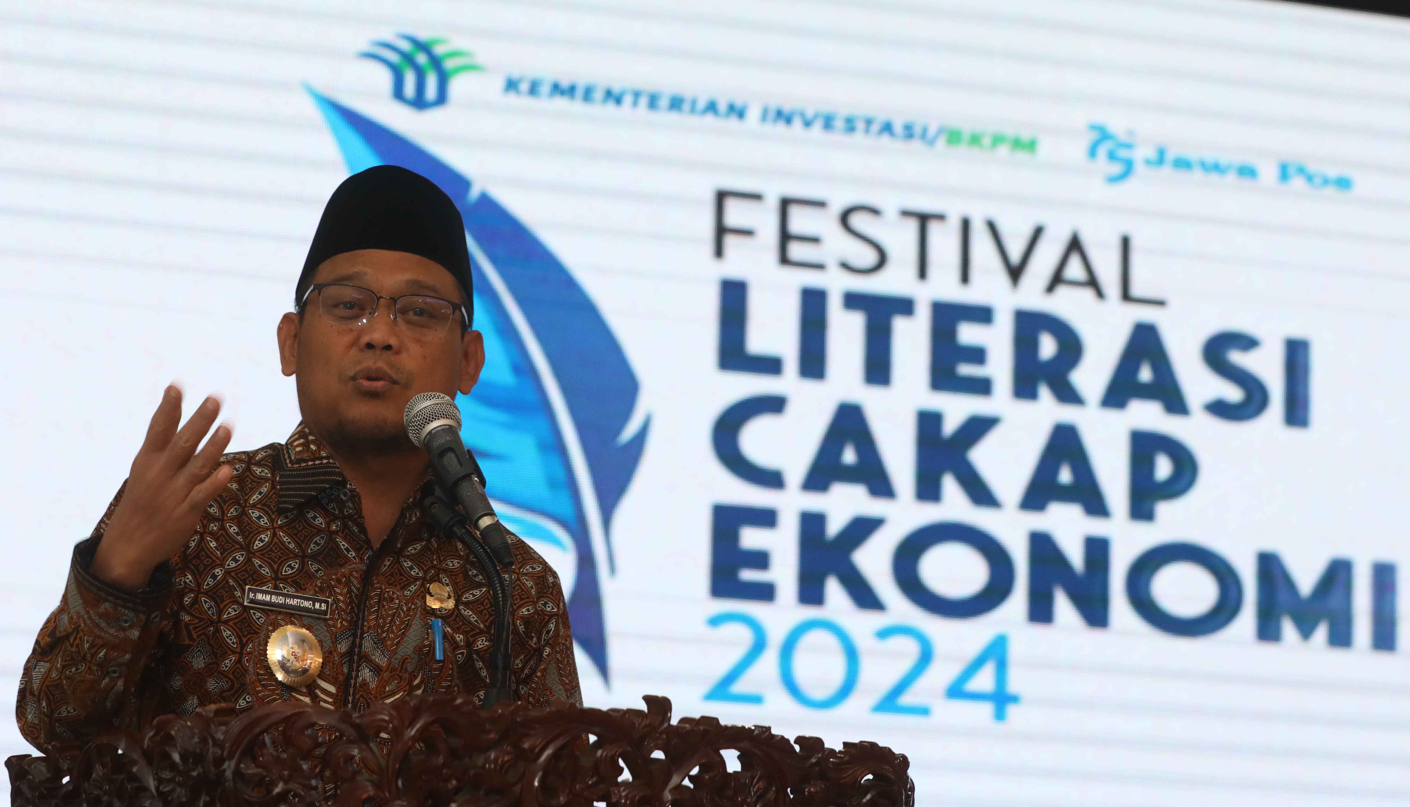 Wakil Wali Kota Depok Imam Budi Hartono memberikan sambutan di sela-sela Festival Literasi Cakap Ekonomi 2024.  (Salman Toyibi/Jawa Pos)