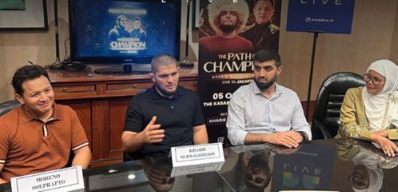 SAPA PENGGEMAR: Khabib Nurmagomedov menggelar konferensi pers setelah kunjungan perdananya ke Indonesia.  (ISTIMEWA)