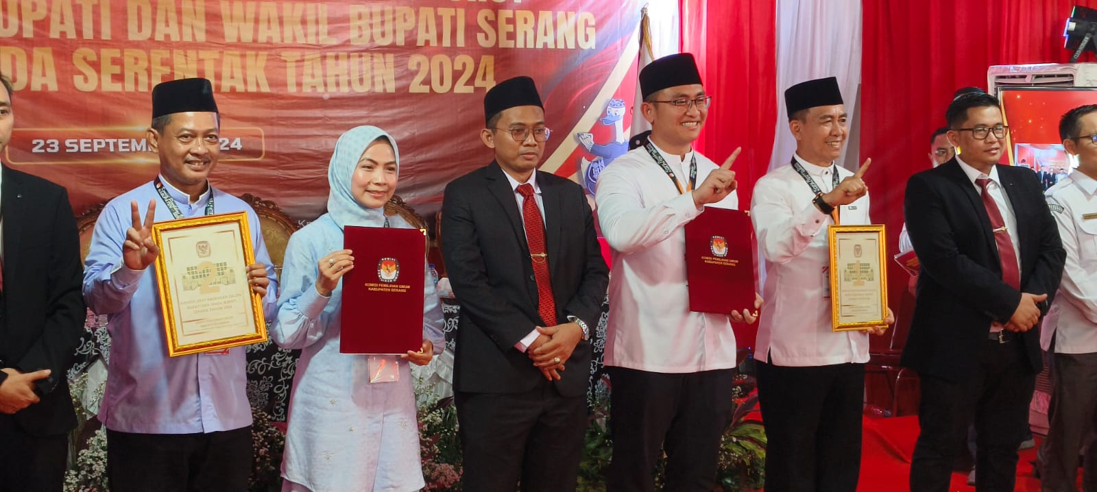 DANA KAMPANYE: Dua Pasangan Calon Bupati dan Wakil Bupati Serang saat pengundian nomor urut di Kantor KPU Kabupaten Serang, Banten. (Wadde Supandi/Jawa Pos)