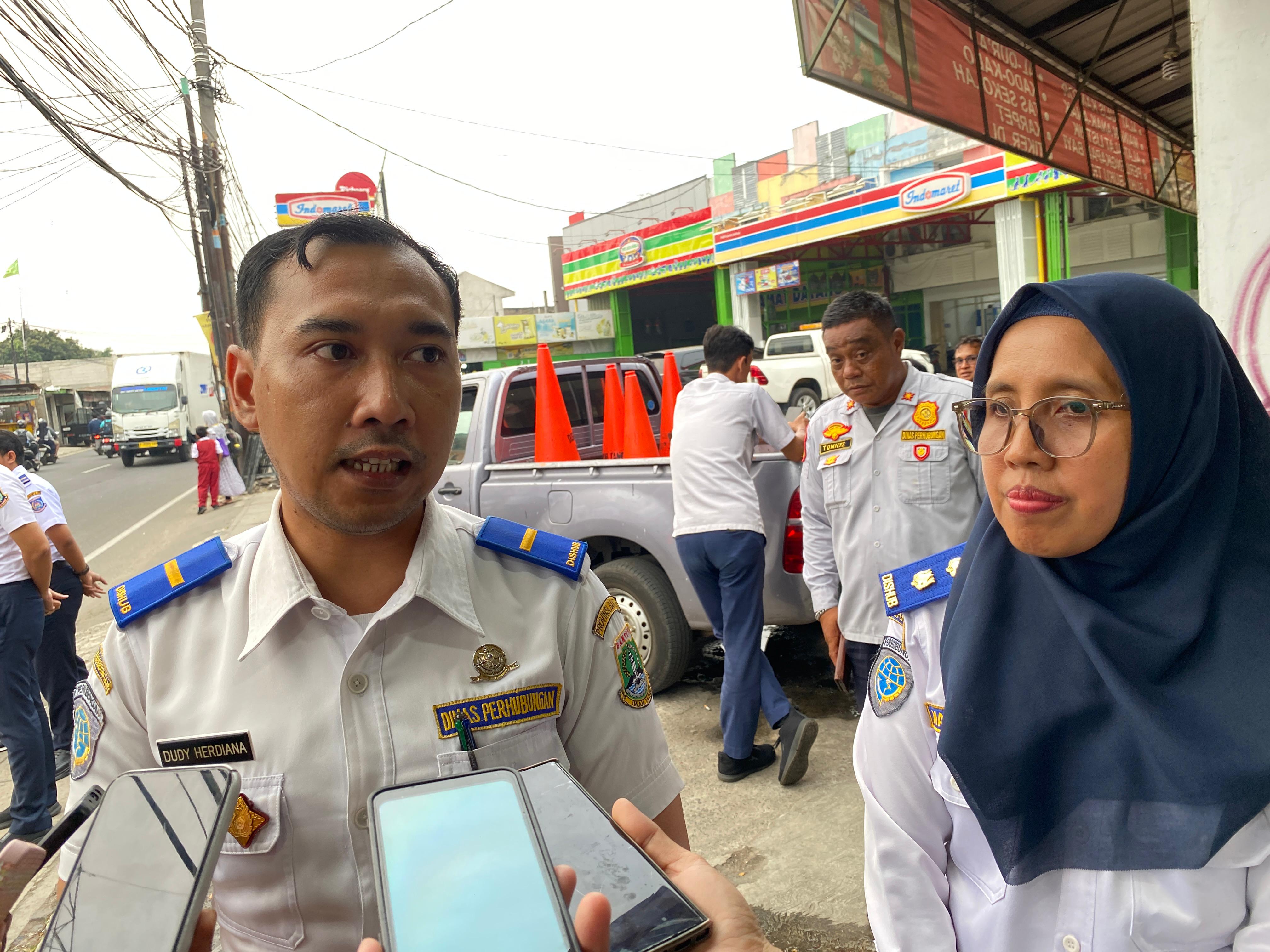 Perwakilan Dishub Provinsi Banten Dudy Herdiana (kiri) didampingi Kepala Bidang Lalu Lintas Dishub Kota Tangsel Marthalena.  (Muhtamimah/Jawa Pos)