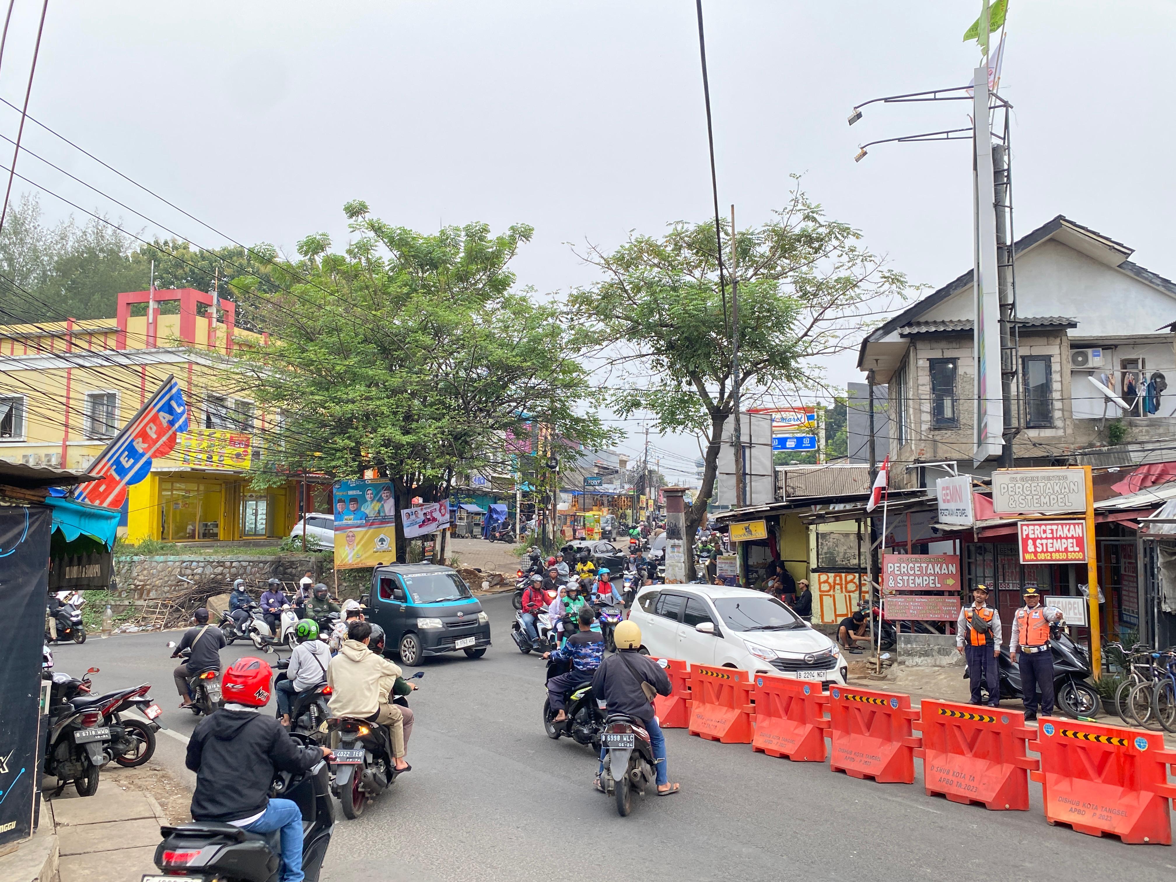 Dishub Provinsi Banten dan Dishub Kota Tangsel meninjau pemasangan barrier dan traffic cone di Pertigaan Serua, Ciputat, Senin (14/10). (Muhtamimah/Jawa Pos)