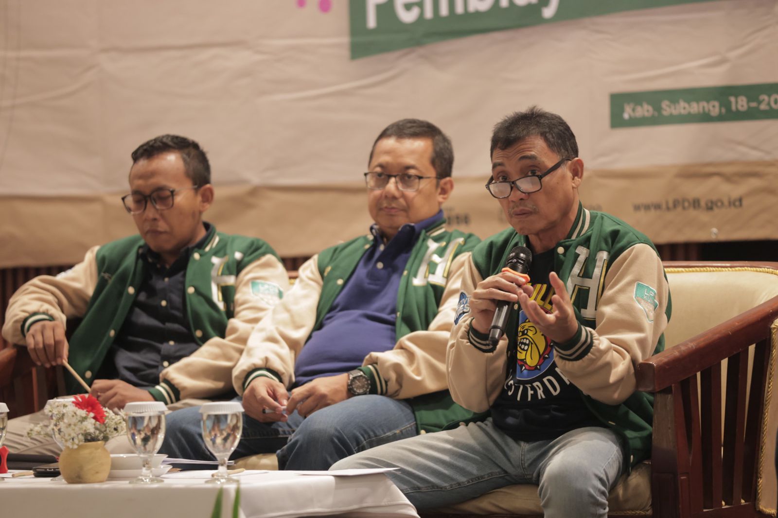 Direktur Utama LPDB-KUMKM, Supomo (kanan), bersama jajaran direksi LPDB-KUMKM. (dok/LPDB-KUMKM)