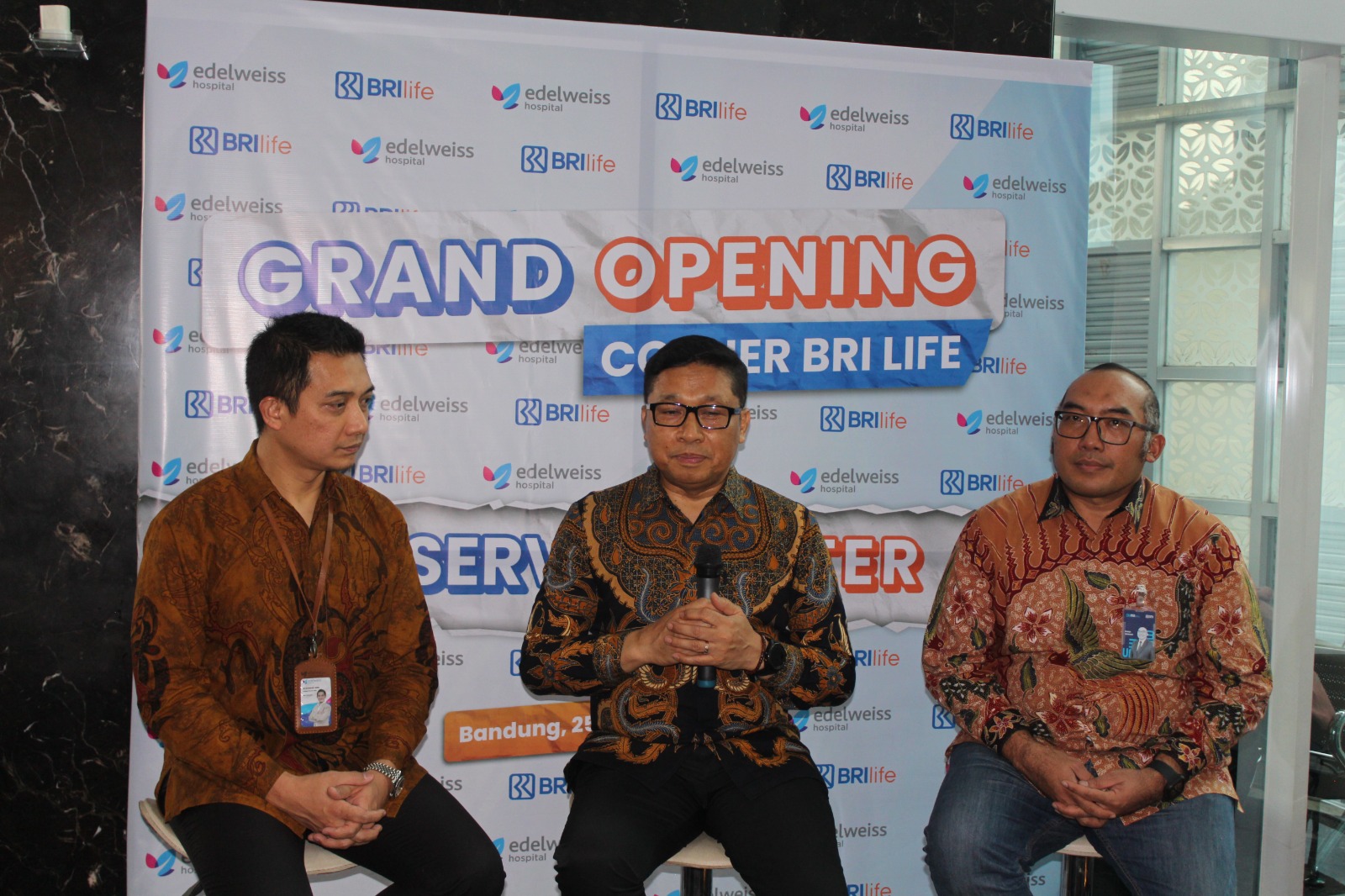 Dari Kiri,  dr. Erchamzah, MMRS selaku CMO Edelweiss Healthcare Group and Hospital Director Edelweiss Hospital Bandung, Direktur Pemasaran BRI Life Sutadi dan Regional Funding and Tr