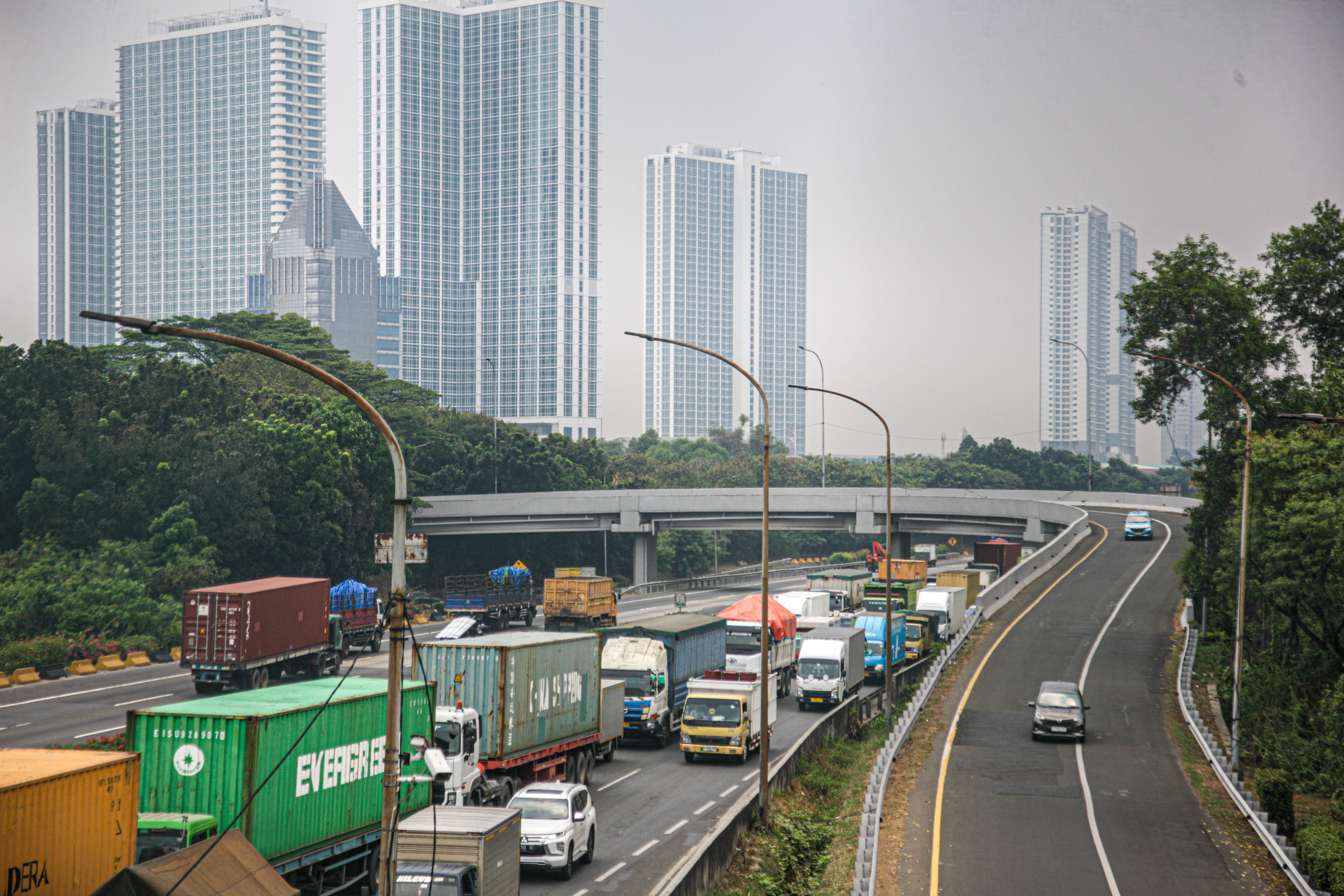 AKemacetan lalu lintas kerap mewarnai kawasan jalan tol Jakarta-Tangerang. DPRD DKI mempertanyakan langkah Pemprov DKI untuk mengatasi masalah kemacetan di Jakarta. (HANUNG HAMBARA/JAWA POS)