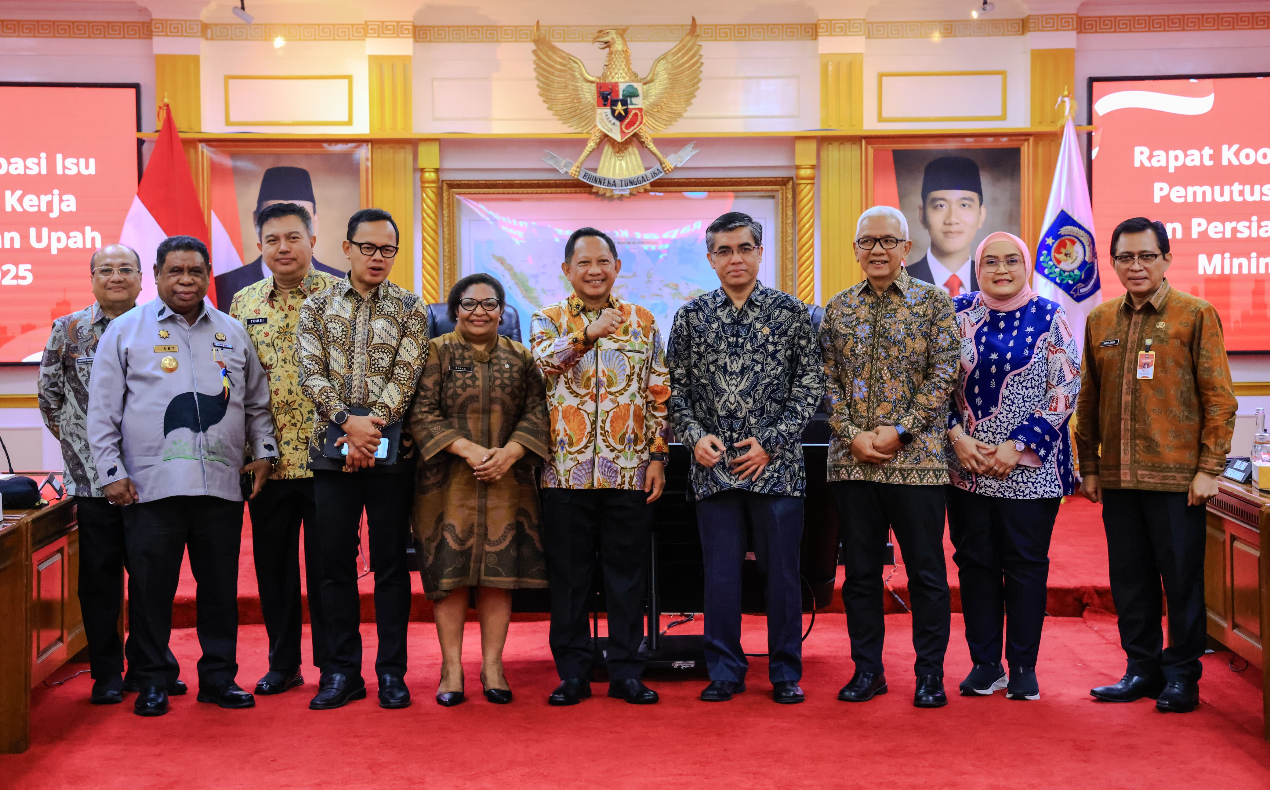 Menaker Yassierli (empat dari kiri) bersama jajarannya dan Mendagri Tito Karnavian (enam dari kiri). (Biro Humas Kemnaker)