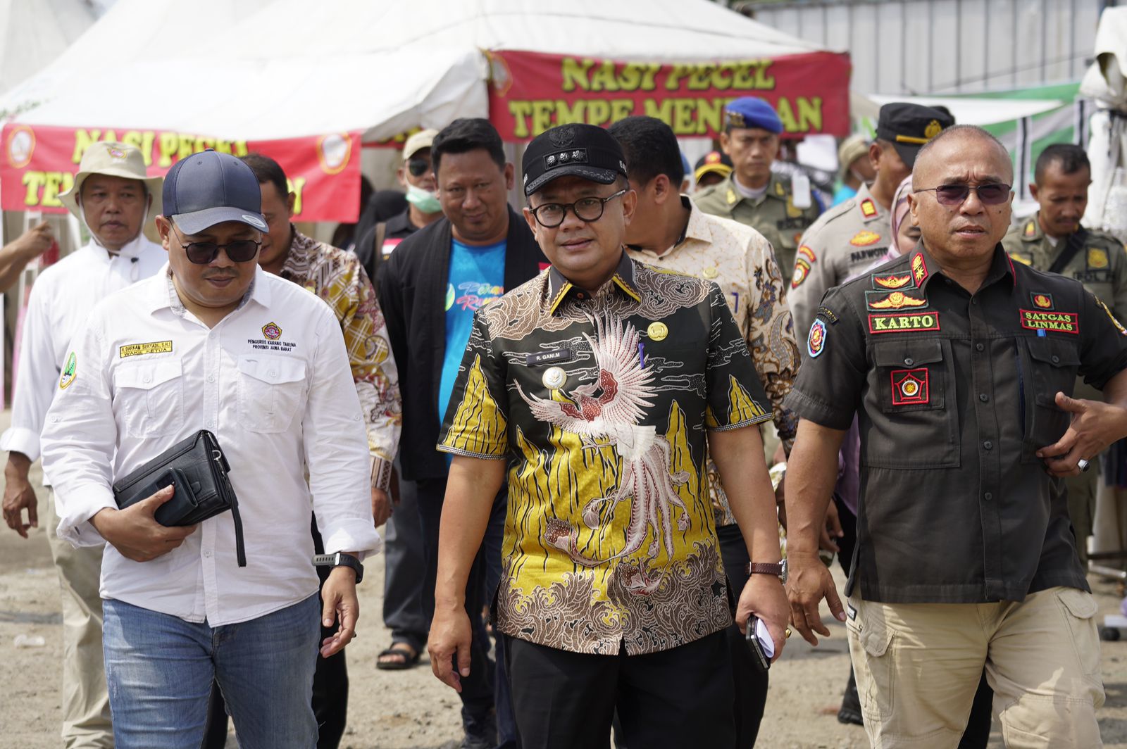 Pj. Wali Kota Bekasi Gani Muhamad (tengah) hadir membuka acara Pekan Raya Bekasi Selatan.