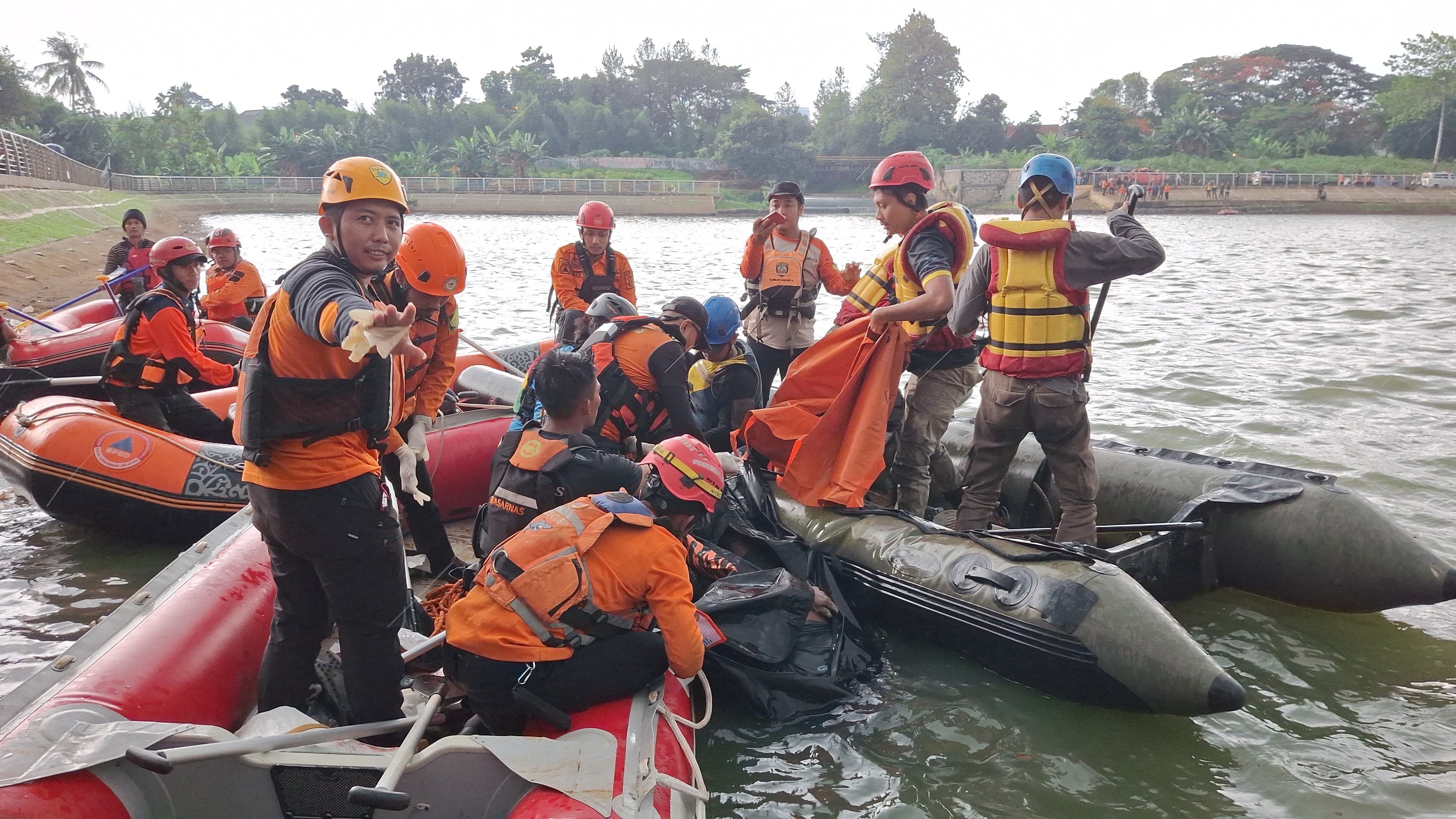 Tim BPBD Kota Tangsel berusaha mencari korban tenggelam di Tandon Lengkong Wetan.