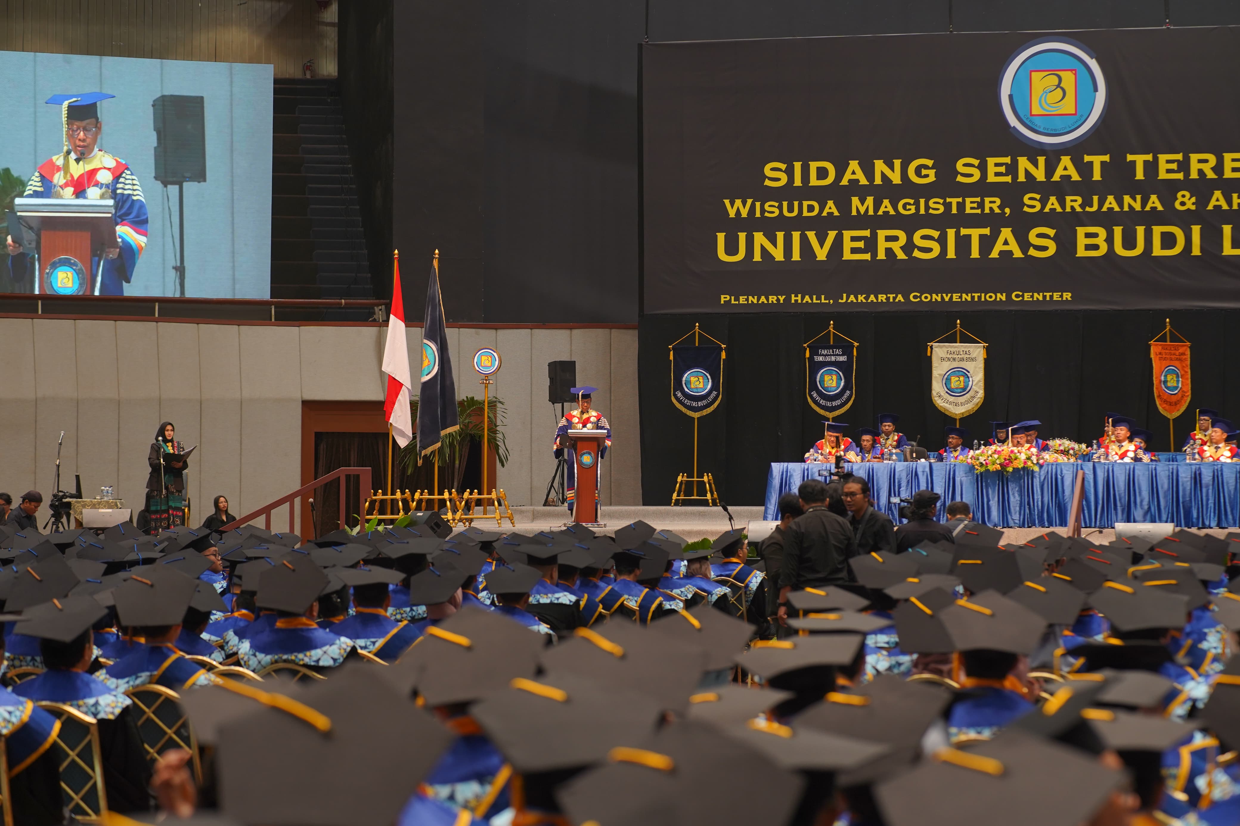 Wisudawan dan Wisudawati Universitas Budi Luhur (UBL) mengikuti sidang senat terbuka (Wisuda) di Jakarta Convention Centre Jakarta, Rabu (13/11).