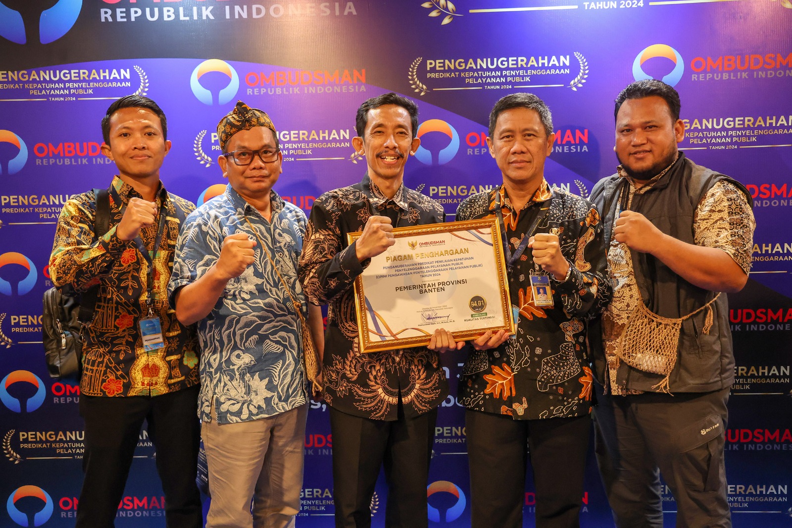 Pj Sekda Provinsi Banten Usman Asshiddiqi Qohara (tengah) bersama tim Biro Administrasi Pimpinan dan Protokol Setda Provinsi Banten