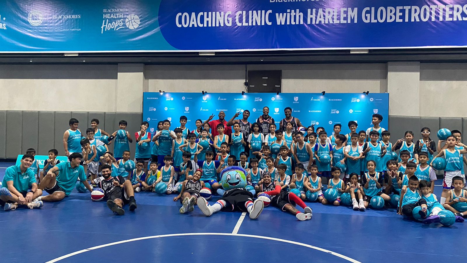 anak-anak Indonesia ikut serta dalam Blackmores Coaching Clinic with Harlem Globetrotters.