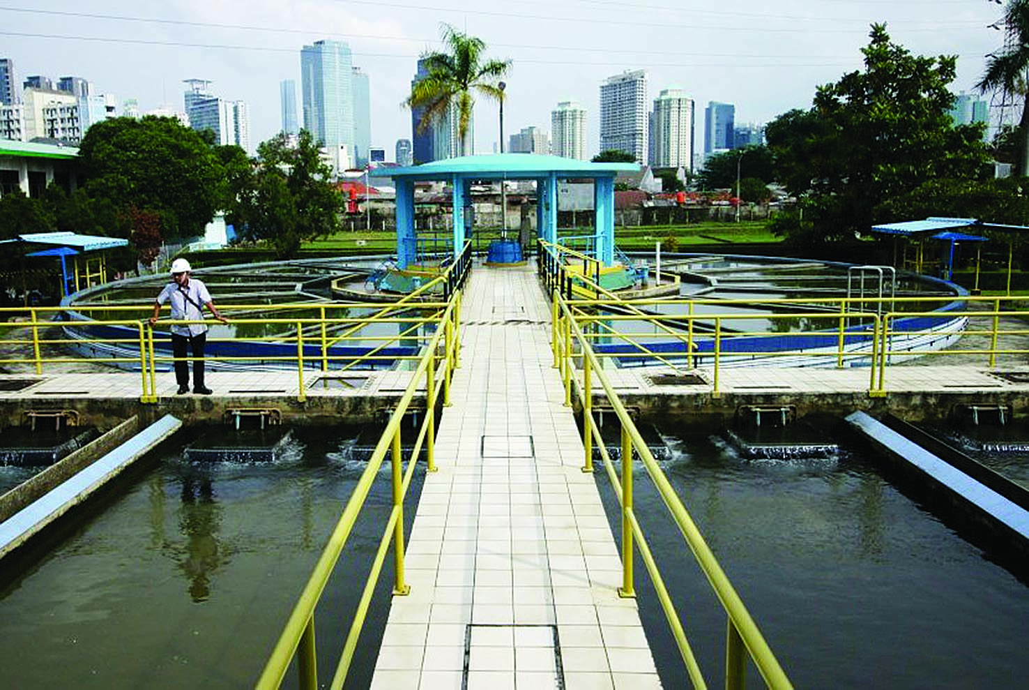 SOROTAN PUBLIK: Petugas PAM Jaya berada di fasilitas pengelolaan air baku. PAM Jaya berencana menaikkan tarif air bersih di Jakarta mulai Februari 2025. (DOK/JAWA POS)