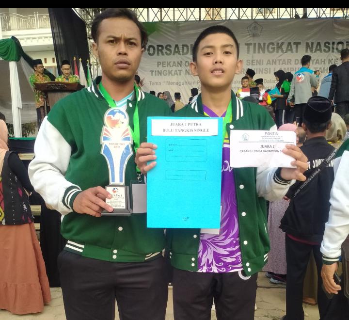 Raihan Dhio Syahputra (kanan)berhasil meraih juara 1 Bulutangkis Tingkat Nasional dalam rangka gelaran PORSADINAS di Provinsi Lampung.