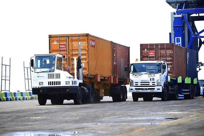 Truk logistik siap mengantarkan paket. Integrasi transportasi dan mulitimoda dibenahi agar biaya logistik bisa menjadi lebih murah.
