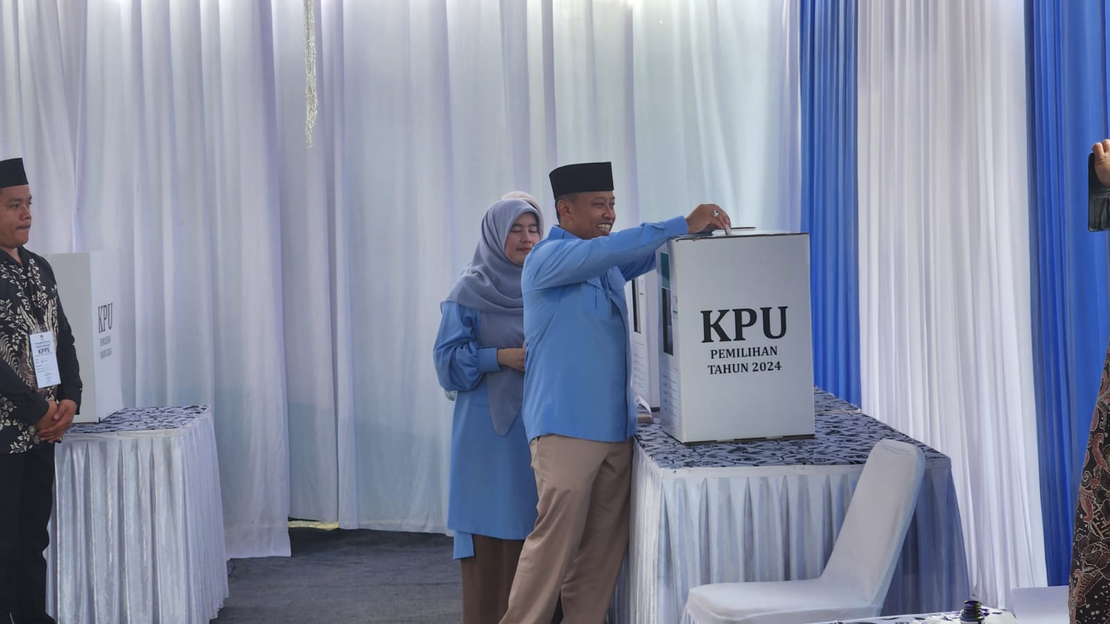 Calon Wali Kota Depok Supian Suri menggunakan hak suaranya.