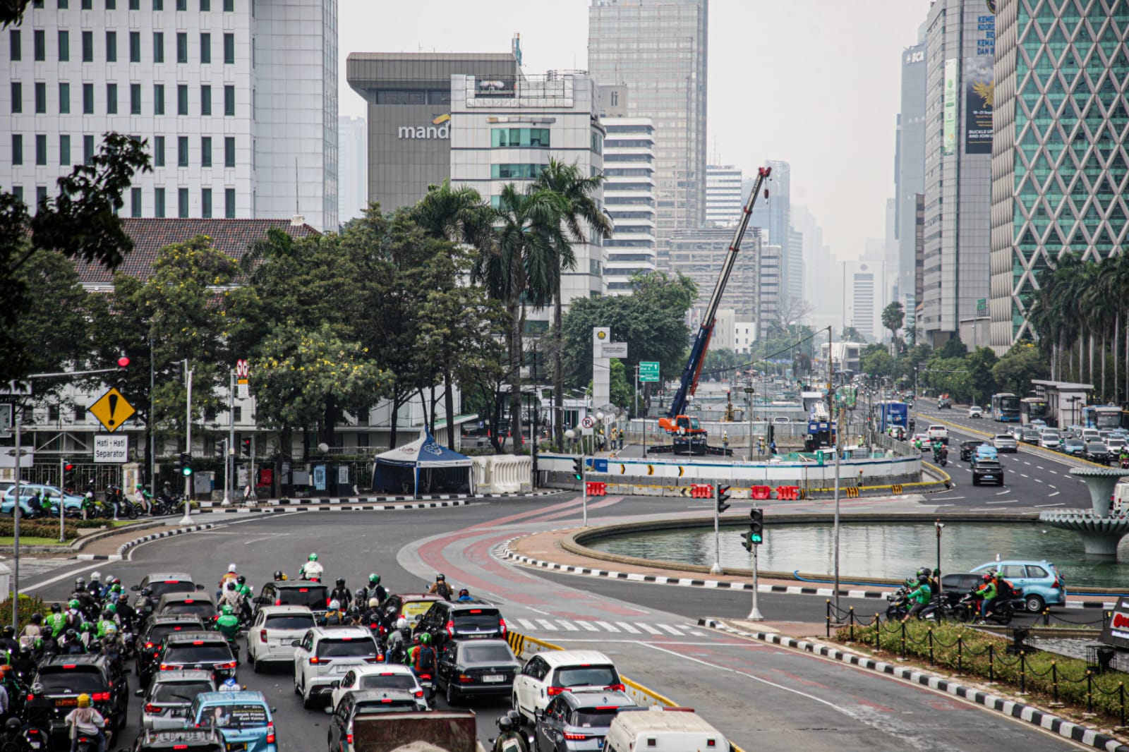 Sejumlah Proyek pembangunan dilakukan di perkotaan Jakarta agar Jakarta sebagai kota global. Seperti pembangunan pekerjaan konstruksi MRT Jakarta Fase 2A Bundaran HI-Harmoni.