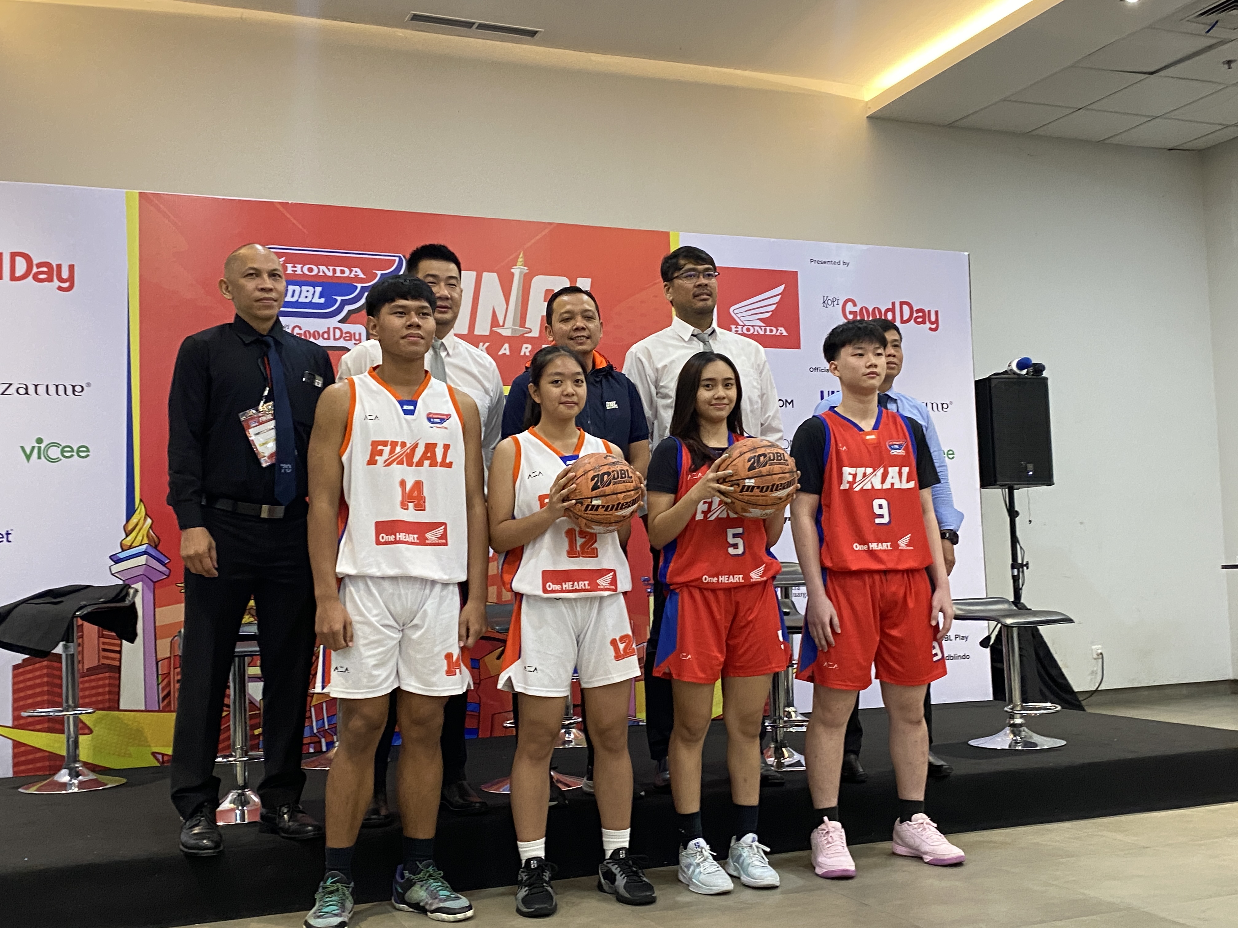 Ada empat tim dari tiga sekolah terbaik di Jakarta yang bakal bertanding pada babak puncak yang digelar di venue indoor termegah se-Indonesia ini.