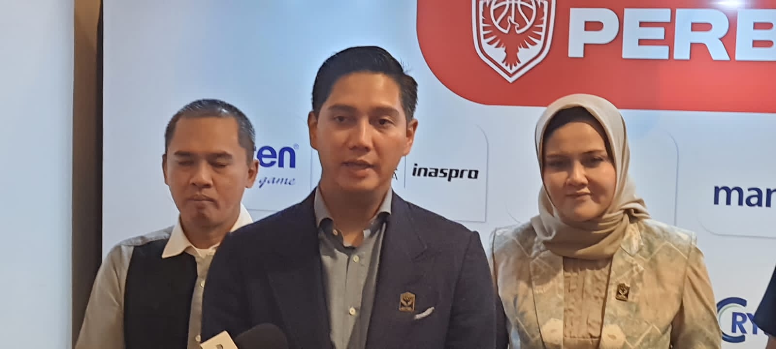 Ketua Umum DPP Perbasi Budisatrio Djiwandono (tengah).