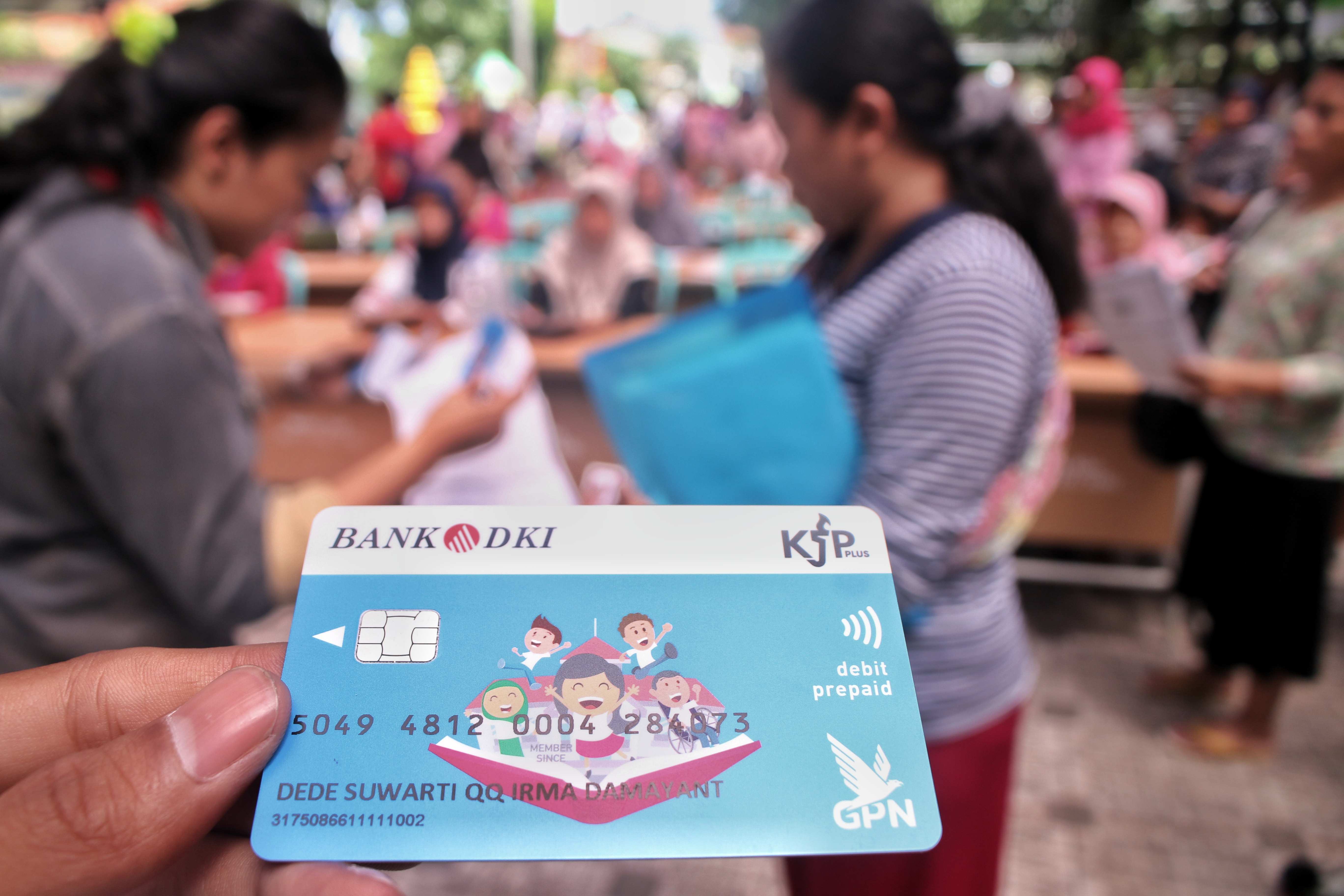 SUBSIDI PENDIDIKAN: Para orang tua yang anaknya mendapat subsidi pendidikan antre mengambil KJP Plus di Jakarta Timur. (DOK/JAWA POS)