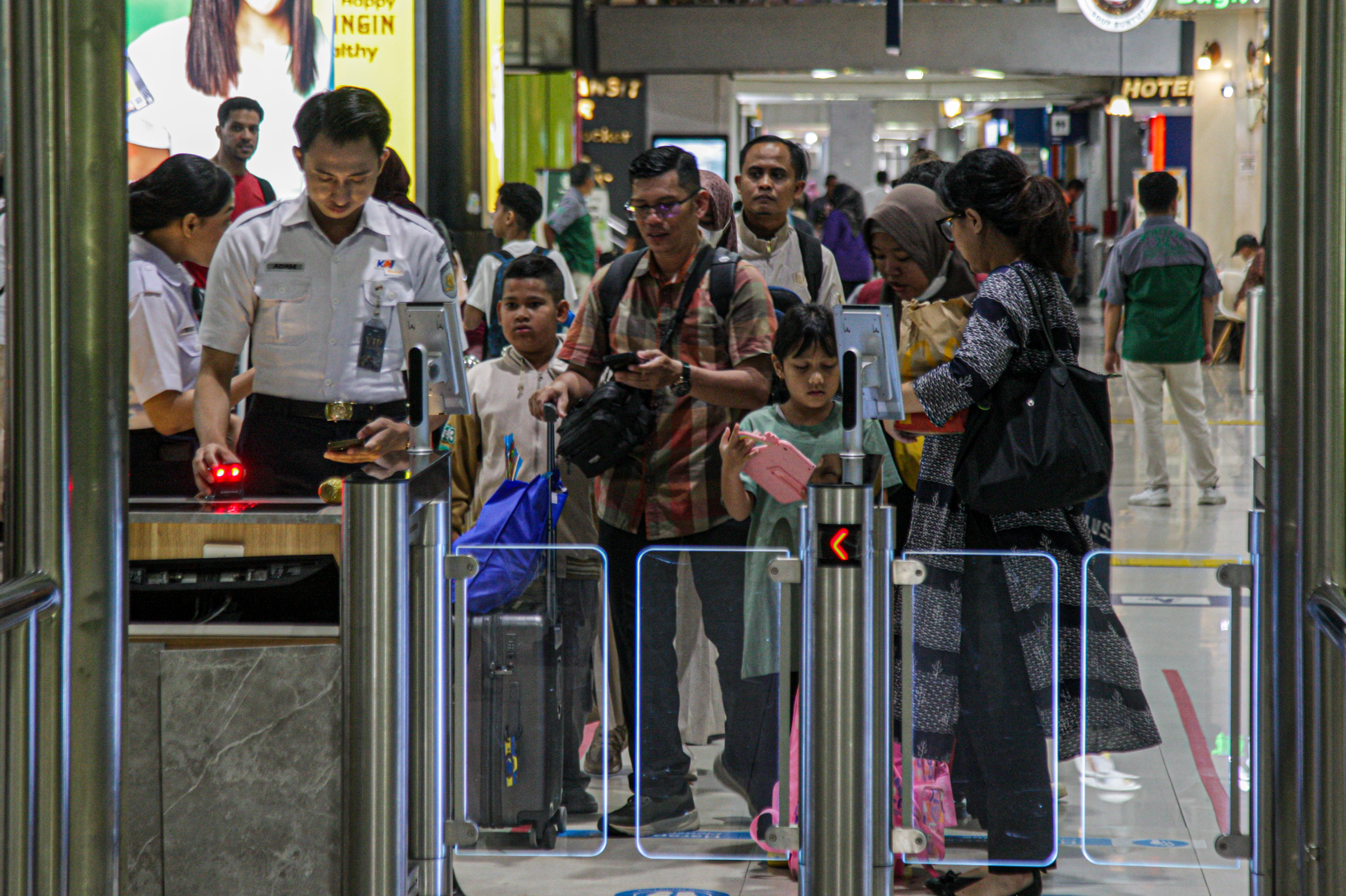 Sejumlah penumpang melakukan check-in tiket di Stasiun Gambir, Jakarta. PT KAI memprediksi lonjakan penumpang kereta api (KA) tembus 45 juta orang pada saat libur Natal dan Tahun Baru (Nataru) 2024/2025. 