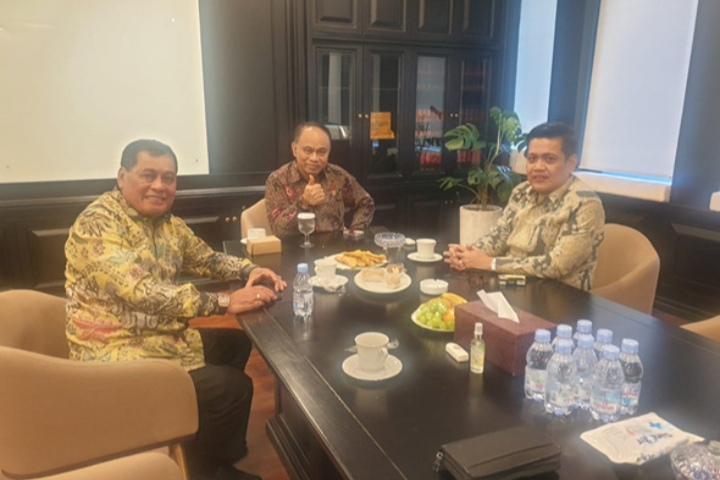 Ketua Umum Dewan Koperasi Indonesia (Dekopin) Nurdin Halid (kiri) saat menggelar pertemuan dengan Menteri Koperasi Budi Arie Setiadi.