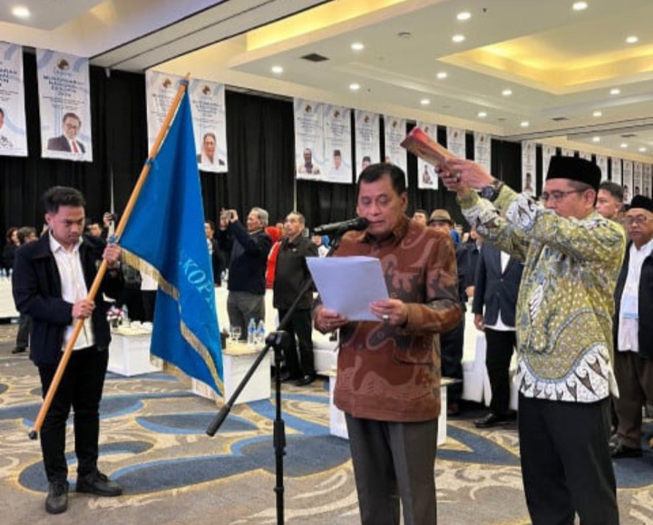 Nurdin Halid saat dilantik sebagai Ketua Umum Dekopin.
