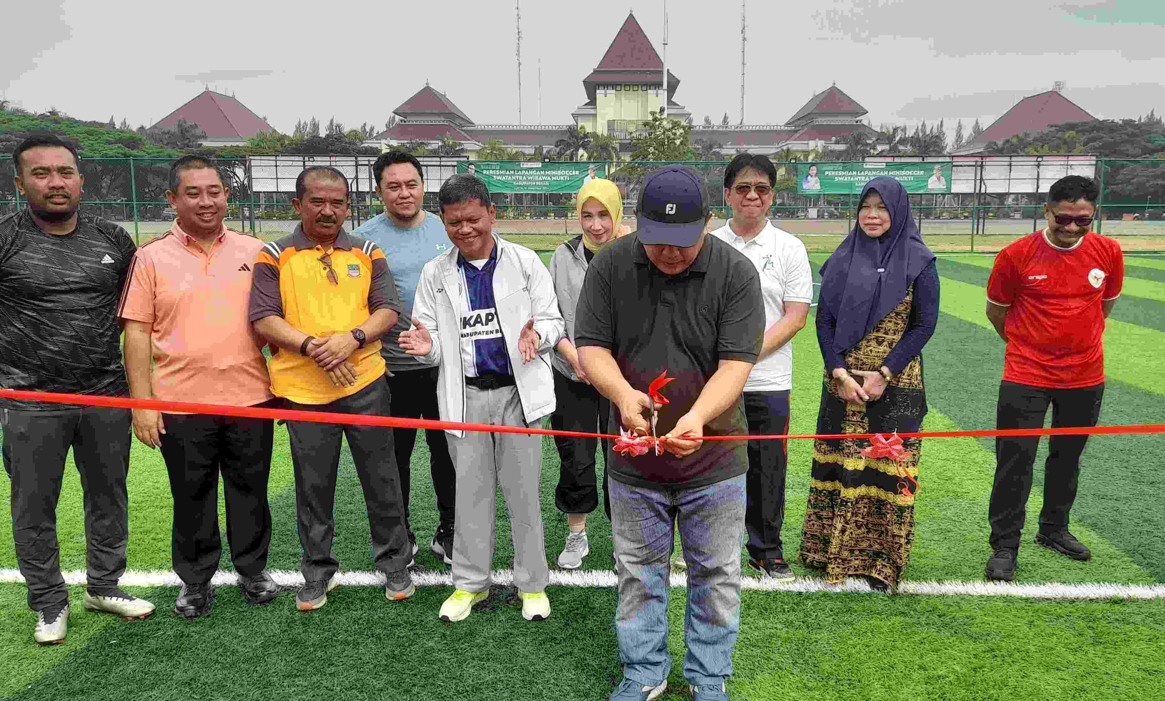 Bupati Bekasi Dedy Supriyadi didampingi Pj. Sekda Jaoharul Alam meresmikan Lapangan Mini Soccer Wibawa Mukti di Plaza Pemda Cikarang Pusat, belum lama ini.