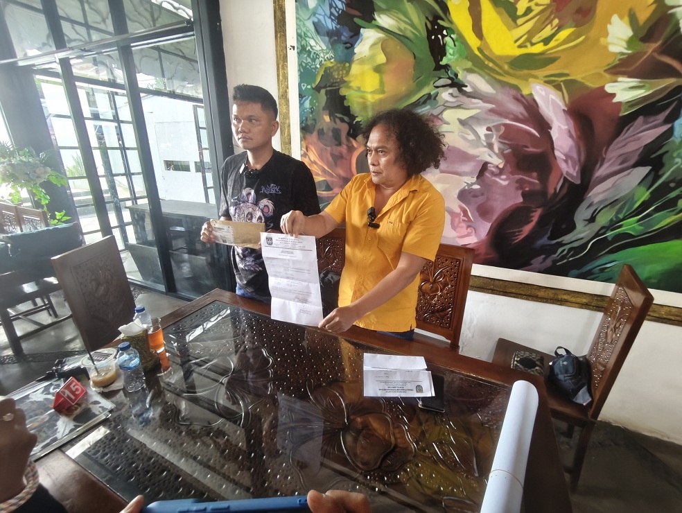 Pegawai Dinas Pemadam Kebakaran Kota Depok Sandi Butar Butar (kiri) melakukan konferensi pers Selasa (7/1).