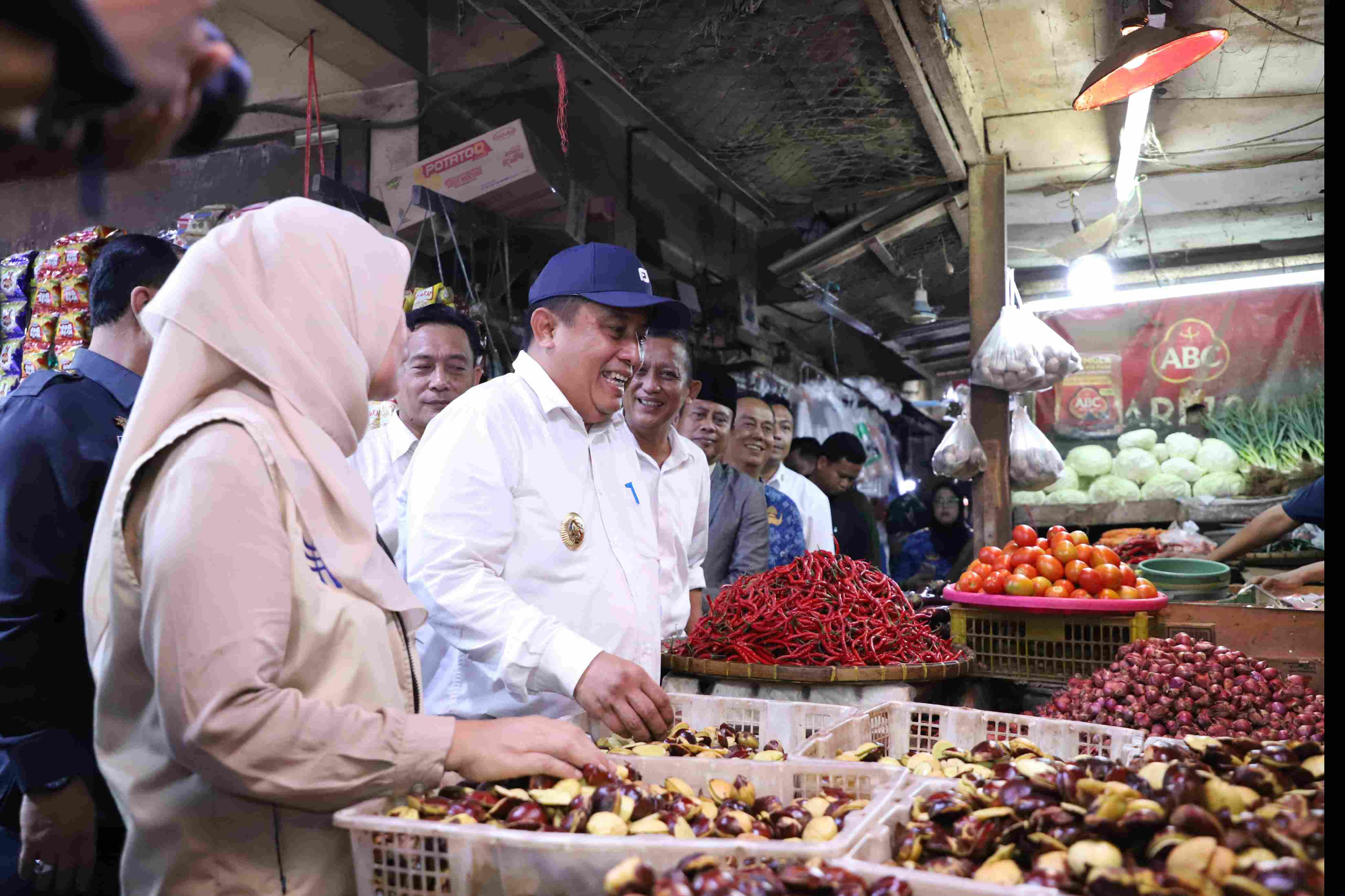 Pj. Bupati Bekasi Dedy Supriyadi meninjau ketersediaan dan harga bahan pokok di Pasar Tambun.
