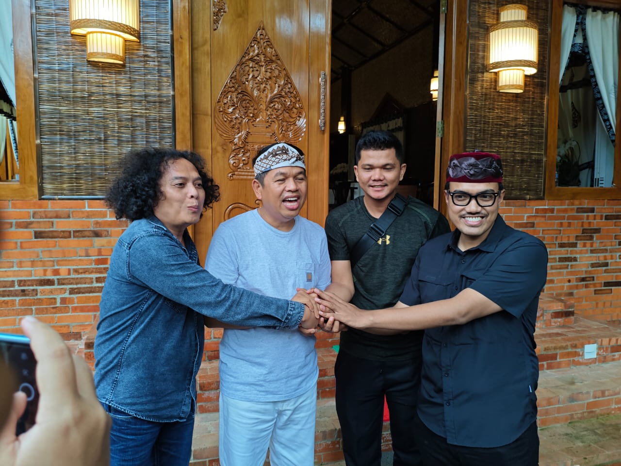 CARI SOLUSI: Petugas Damkar Depok Sandi Butar Butar bersama kuasa hukumnya Deolipa Yumara dan anggota DPRD Kota Depok Gerry menemui Gubernur Jawa Barat  terpilih Dedi Mulyadi