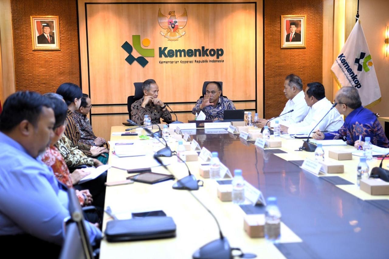 Kemenkop menggelar pertemuan dengan OJK.
