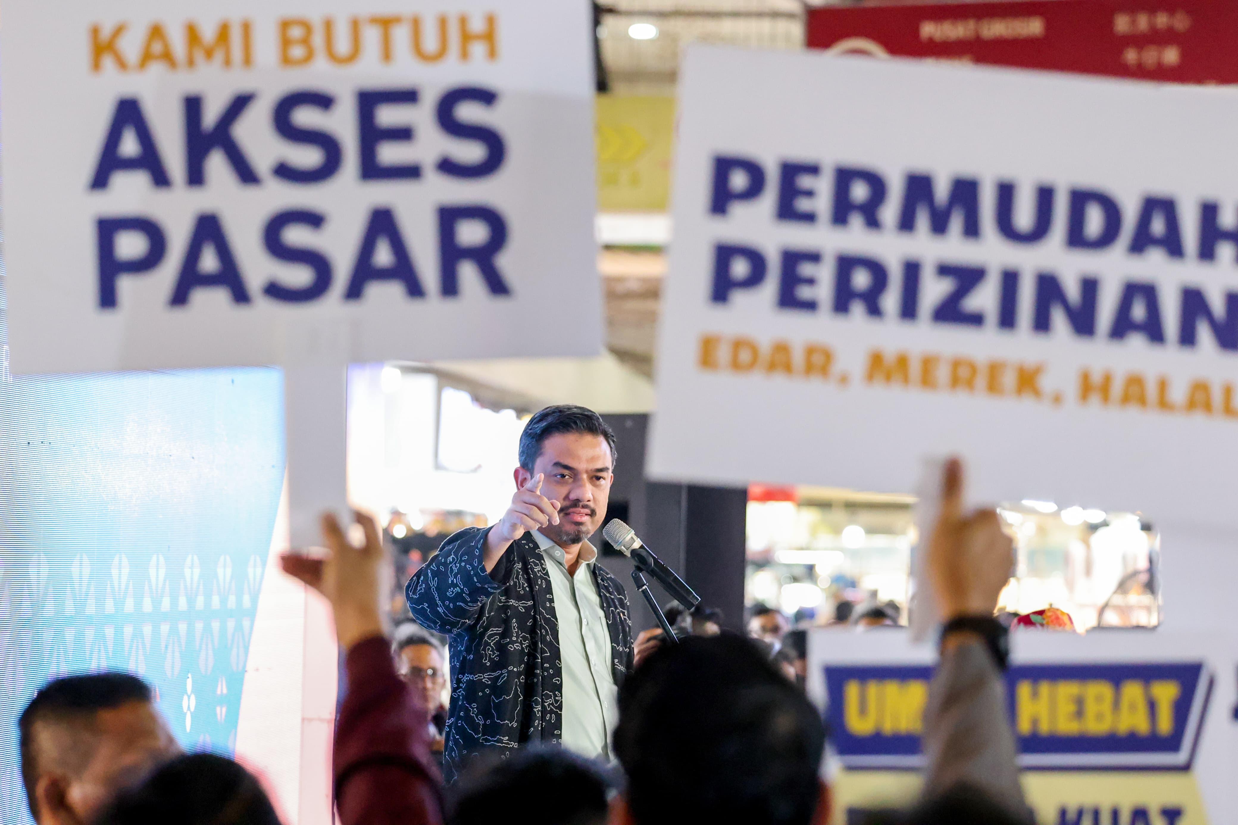 Menteri UMKM Maman Abdurrahman meluncurkan logo baru Kementerian UMKM di Atrium Blok B Pasar Tanah Abang, Jakarta, Rabu (15/1).