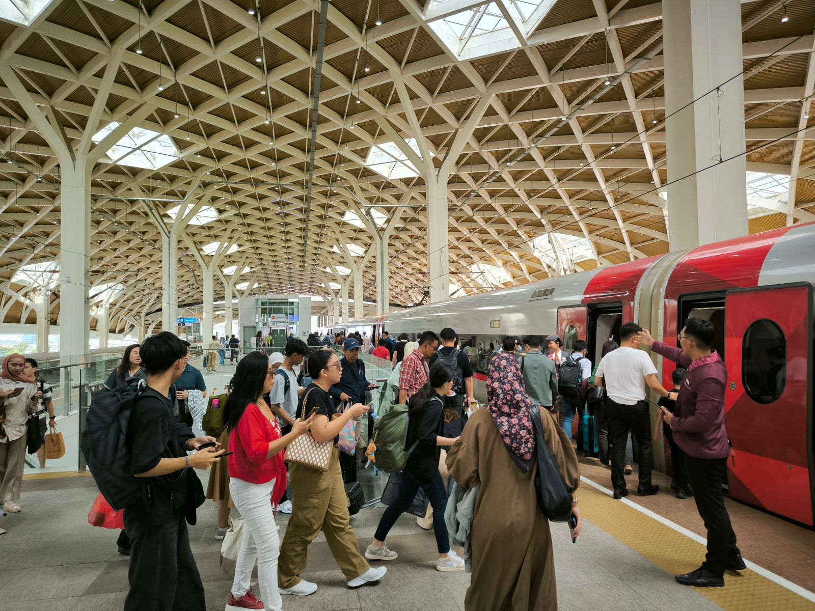 Whoosh kian dipadati penumpang yang ingin cepat sampai ke kota tujuan.