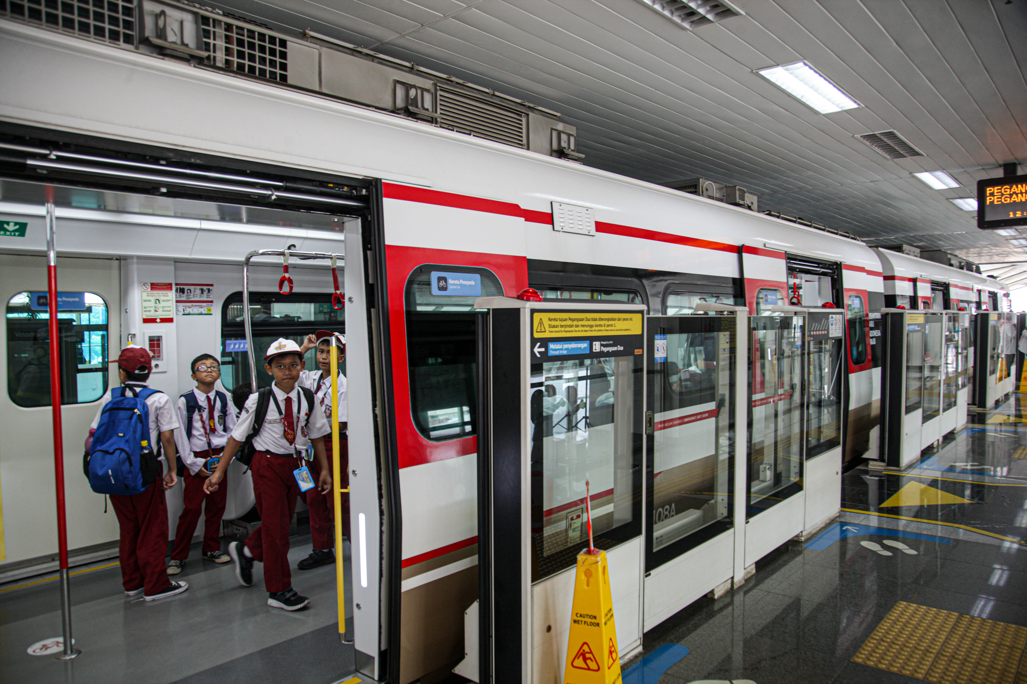 Sejumlah siswa Sekolah Dasar (SD) menggunakan MRT ke sekolah.Sekolah Swasta Gratis ditargetkan mulai diterapkan tahun ajaran baru pada Juli tahun ini.