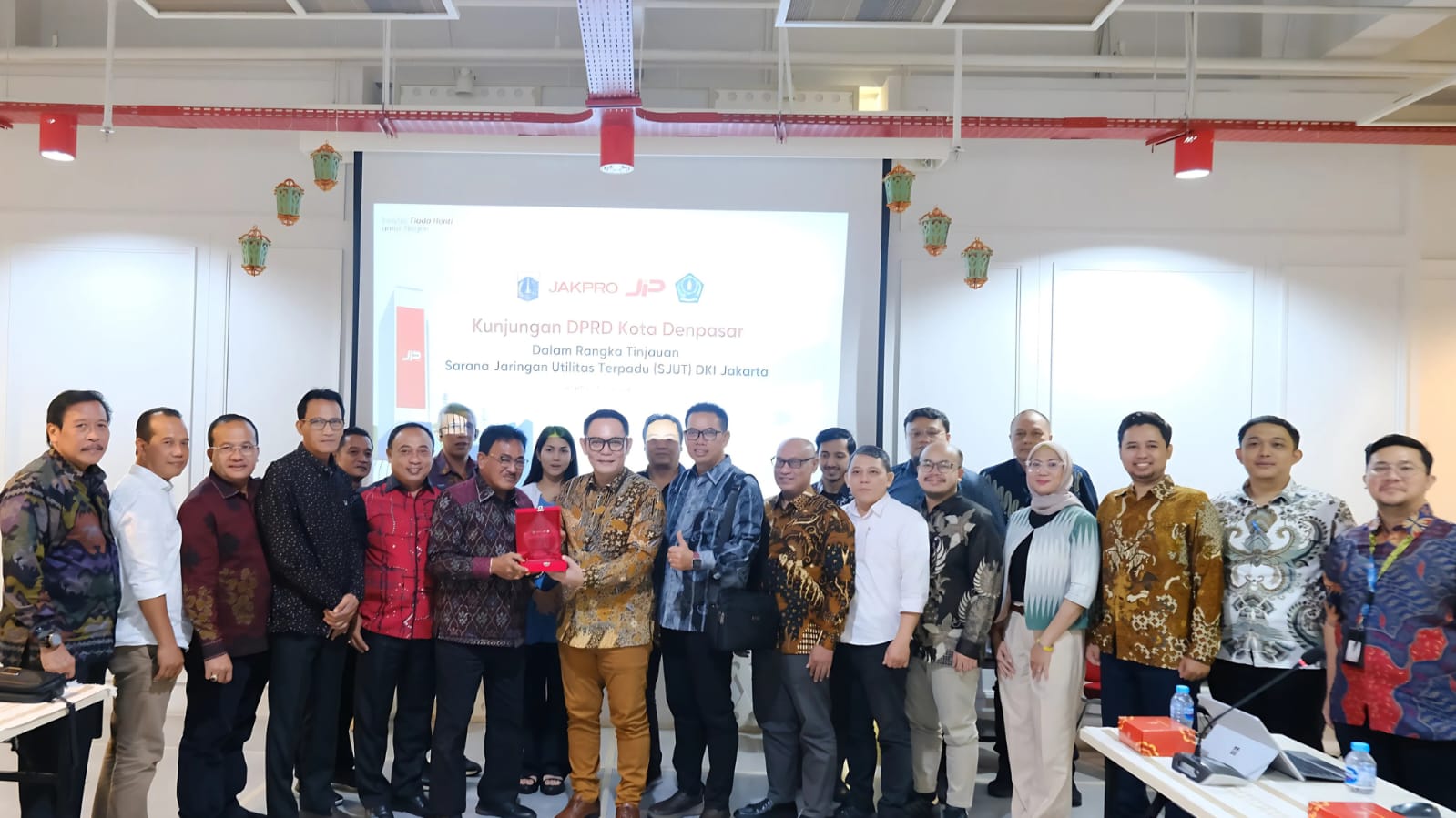DPRD Kota Denpasar berfoto bersama setelah mempelajari pengelolaan SJUT yang dikelola oleh PT Jakarta Infrastruktur Propertindo (JIP).