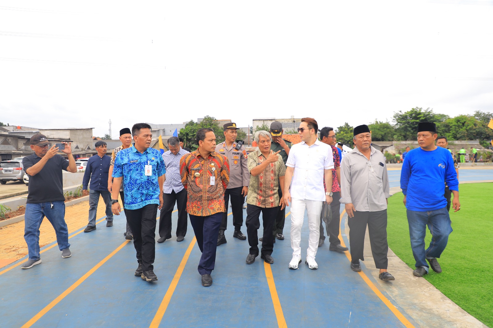 Penjabat Wali Kota Tangerang Nurdin (tengah) bersama rombongan meninjau Alun-Alun Ciledug.