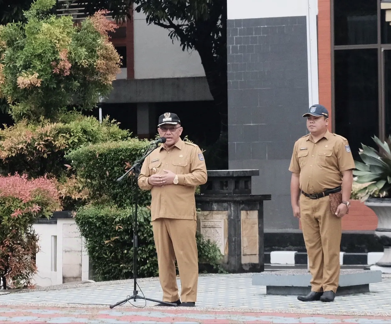 Wali Kota Depok Mohammad Idris (kiri) memimpin apel di Balai Kota Depok.