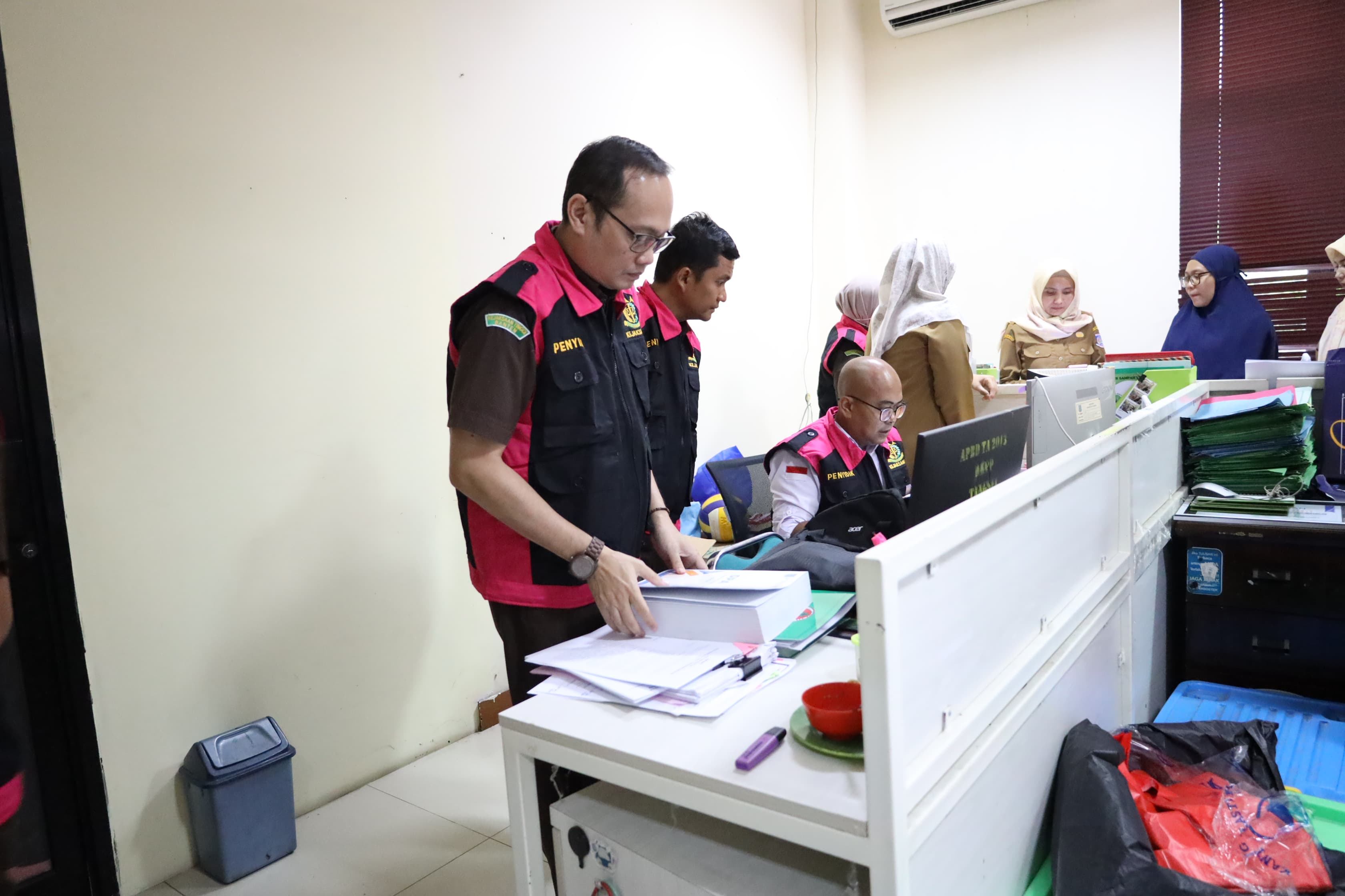 Kejaksaan Tinggi (Kejati) Banten menggeledah kantor Dinas Lingkungan Hidup (DLH) Kota Tangsel Senin (10/2).